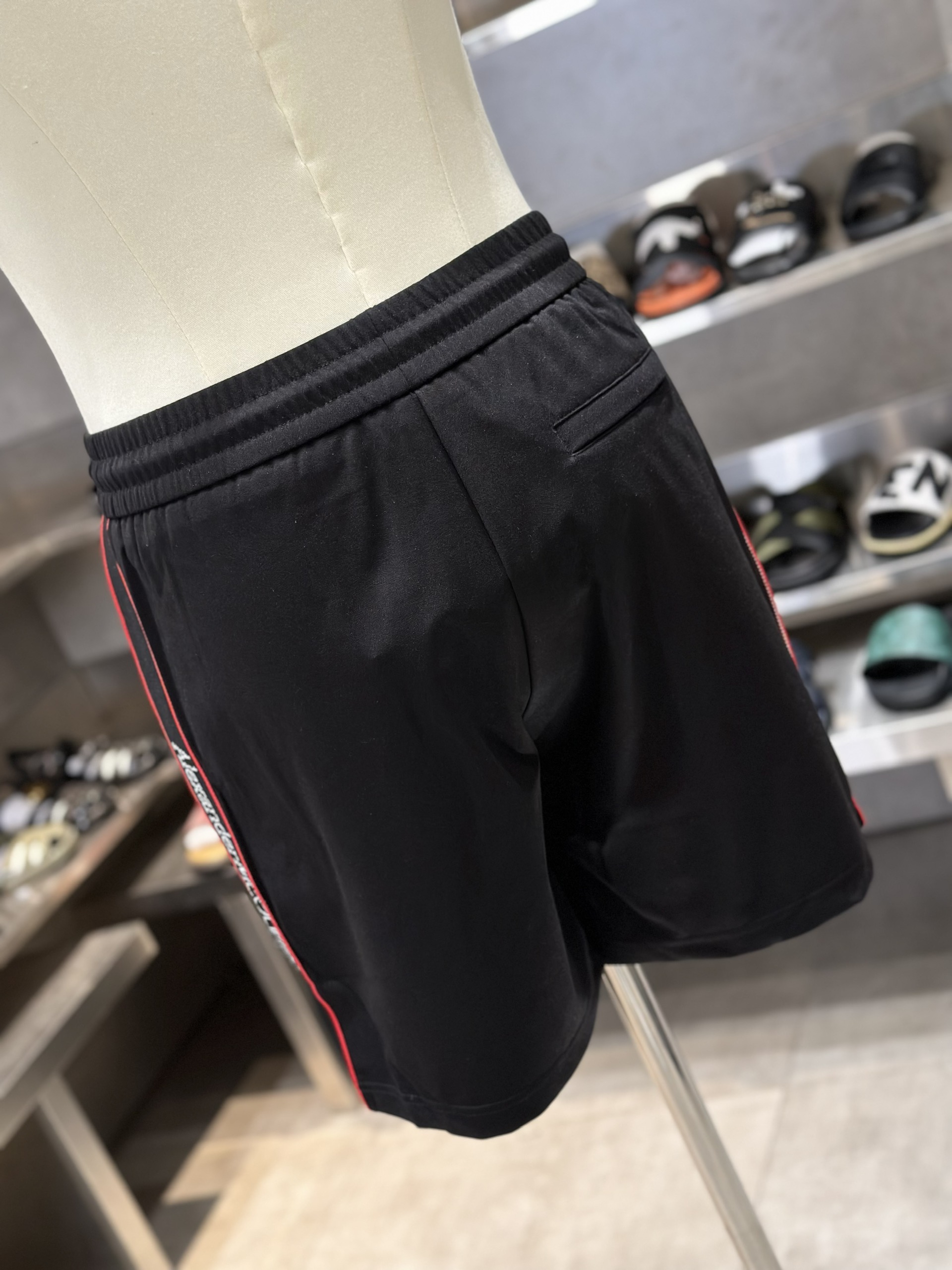 Quần short nỉ McQueen MCQ Đen kẻ sọc Đỏ chữ sườn Like Auth VTN