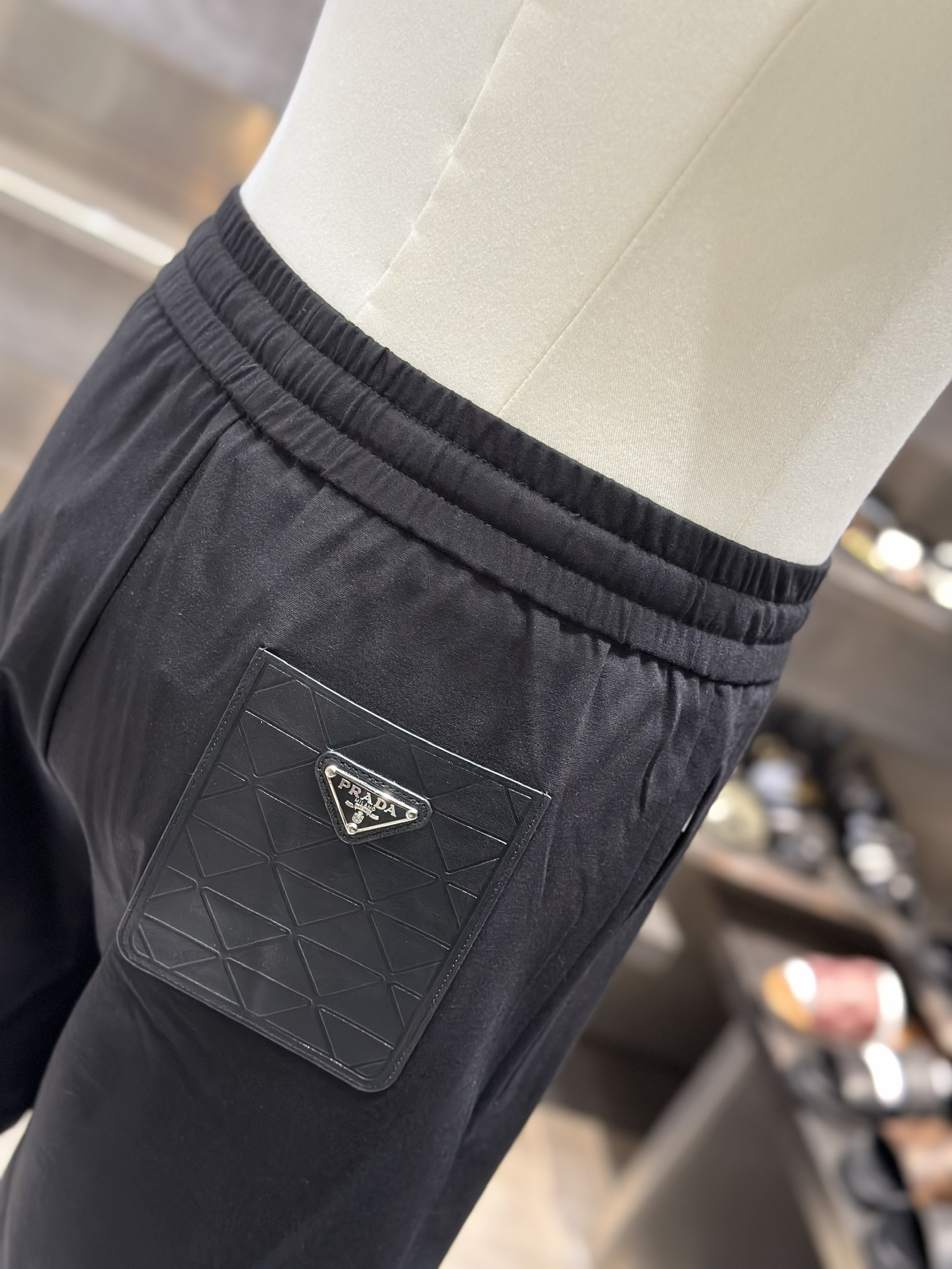 Quần short nỉ Prada P Đen logo chữ Trắng thêu đùi Like Auth VTN