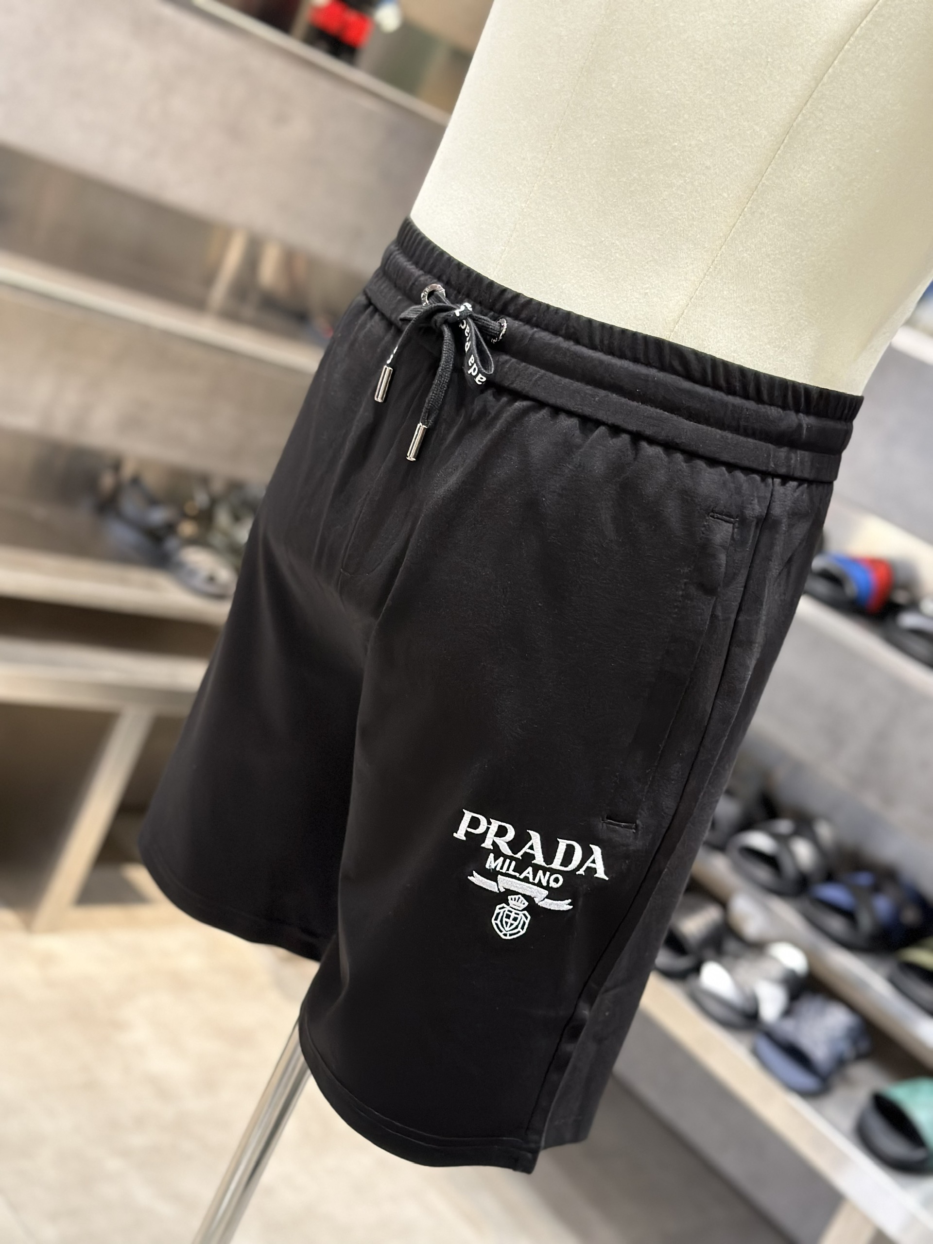 Quần short nỉ Prada P Đen logo chữ Trắng thêu đùi Like Auth VTN