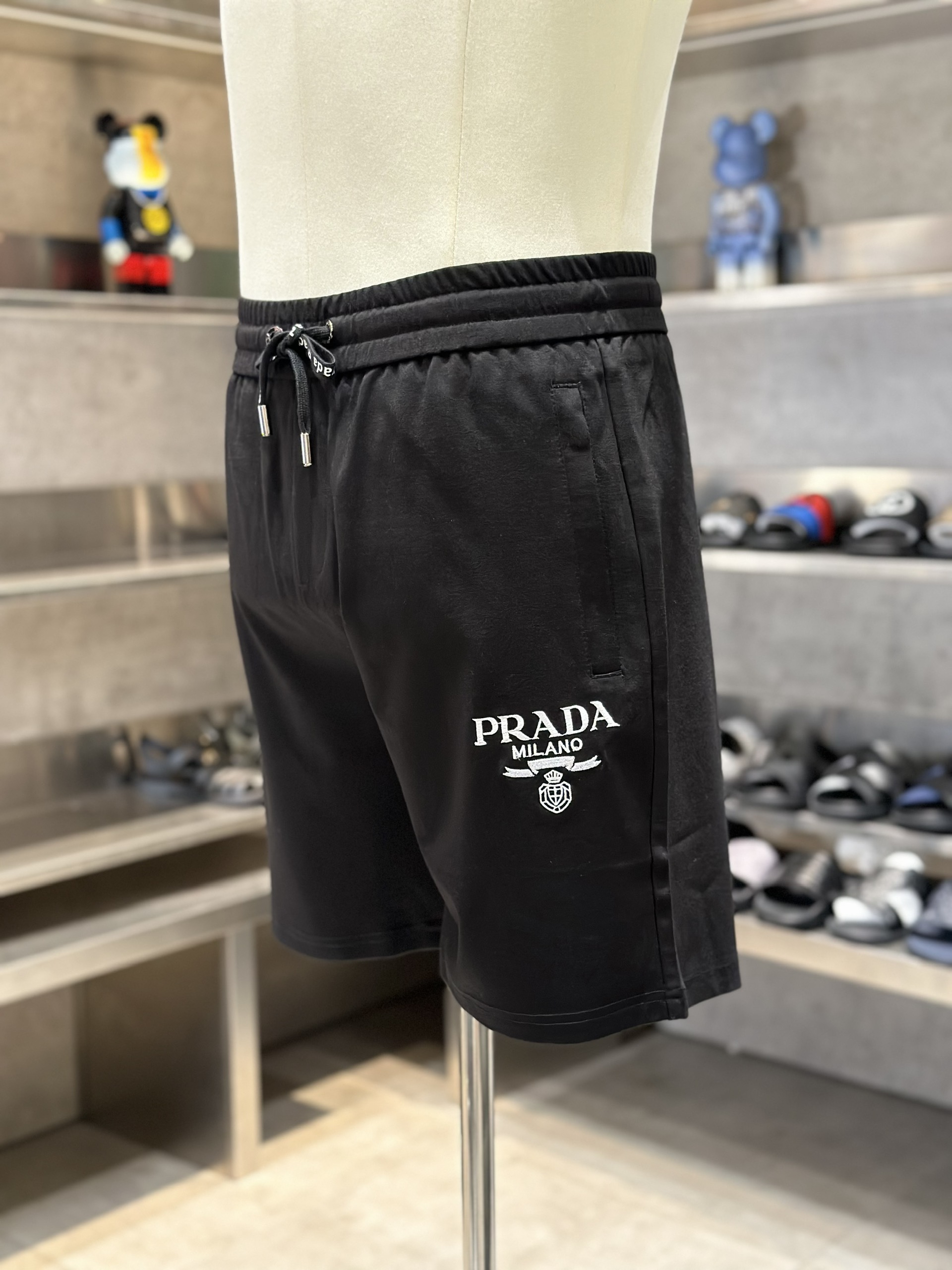 Quần short nỉ Prada P Đen logo chữ Trắng thêu đùi Like Auth VTN