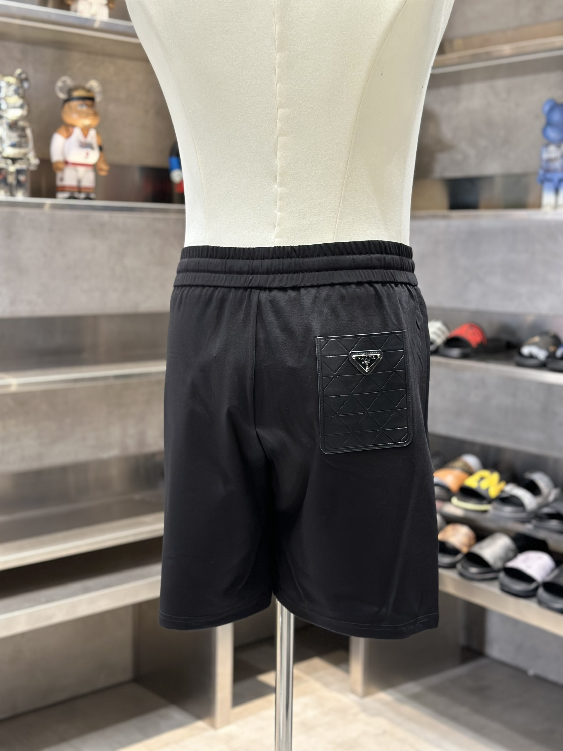 Quần short nỉ Prada P Đen logo chữ Trắng thêu đùi Like Auth VTN