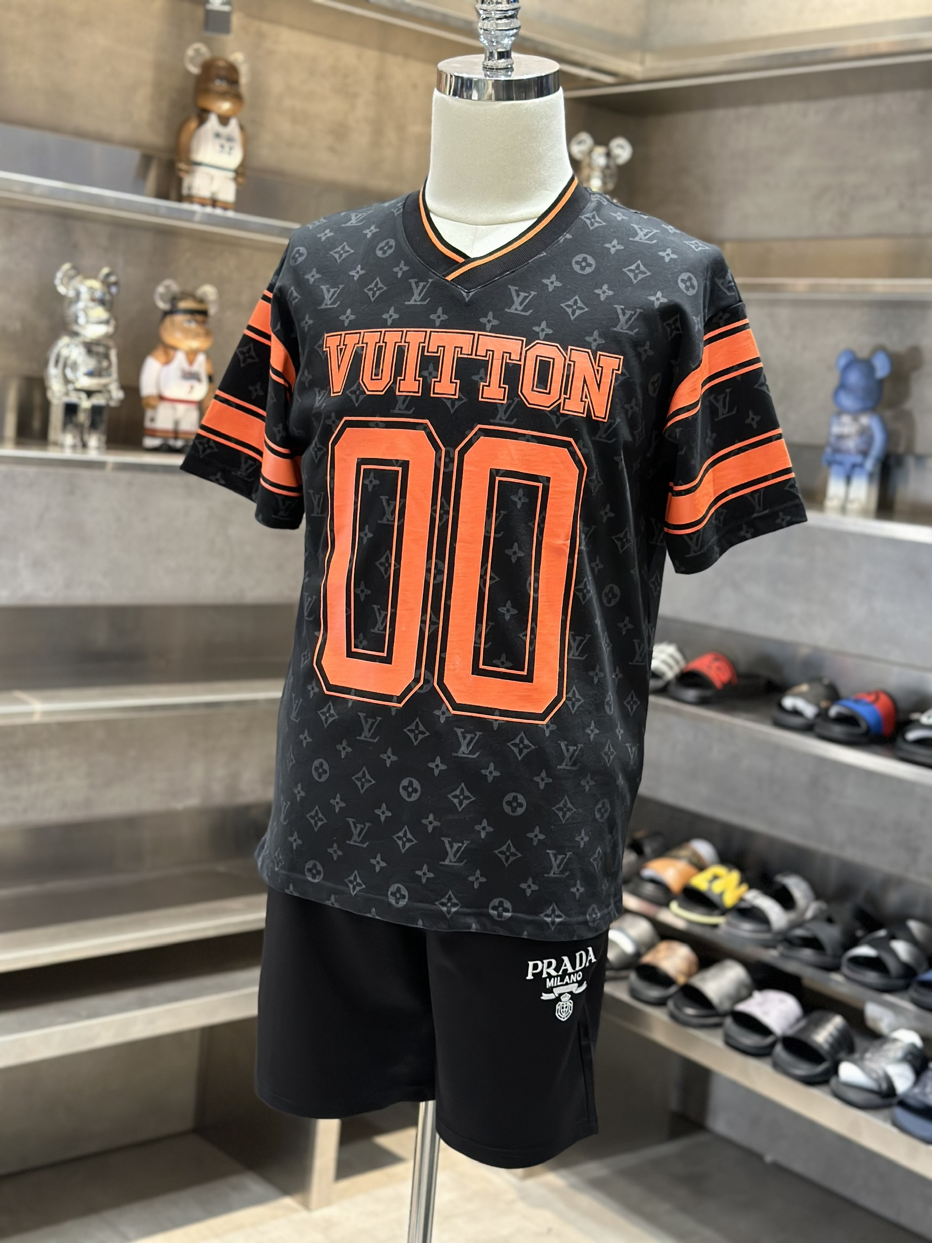 Quần short nỉ Prada P Đen logo chữ Trắng thêu đùi Like Auth VTN