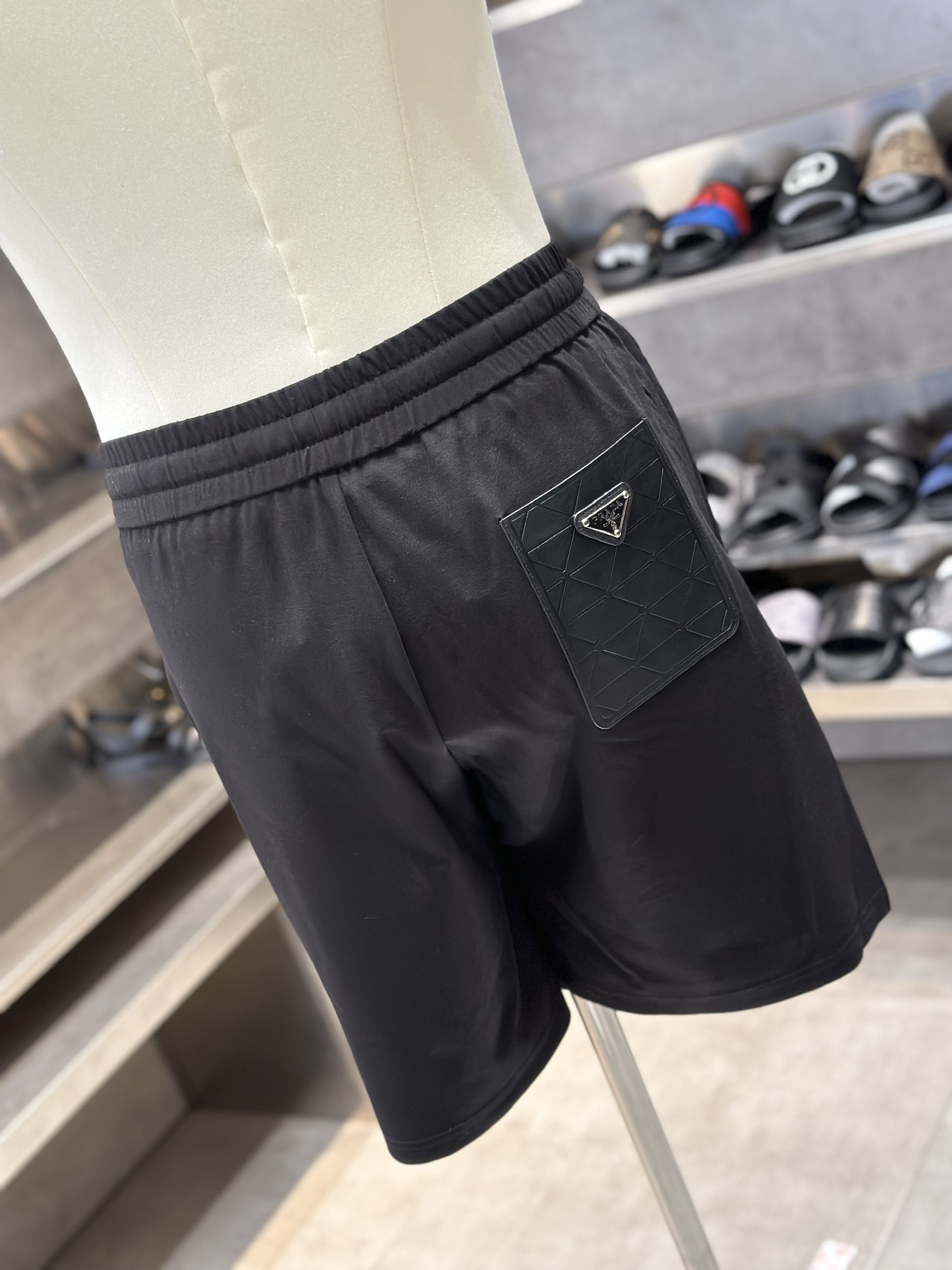 Quần short nỉ Prada P Đen logo chữ Trắng thêu đùi Like Auth VTN