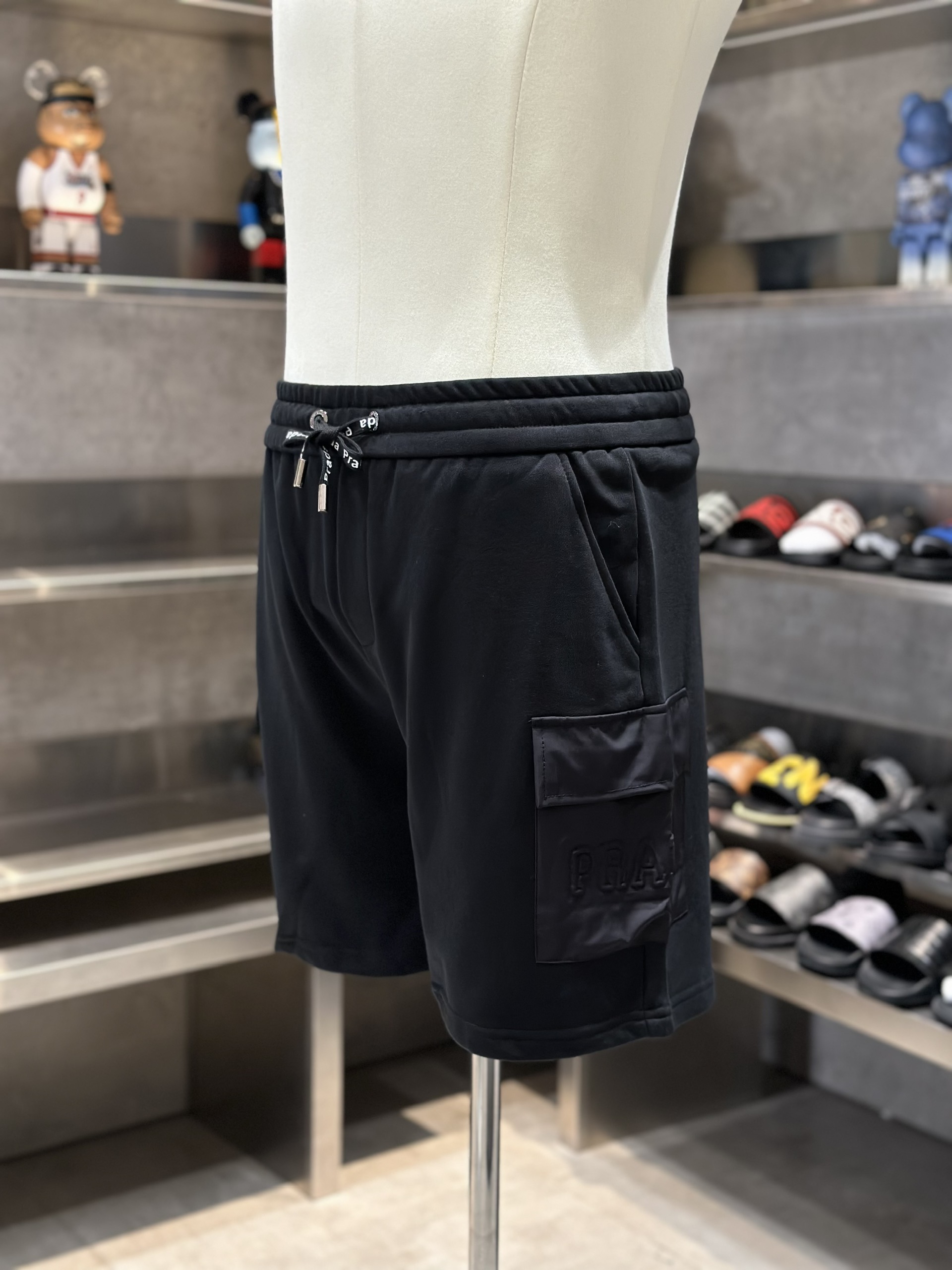 Quần short nỉ Prada P Đen túi hộp logo đùi Like Auth VTN
