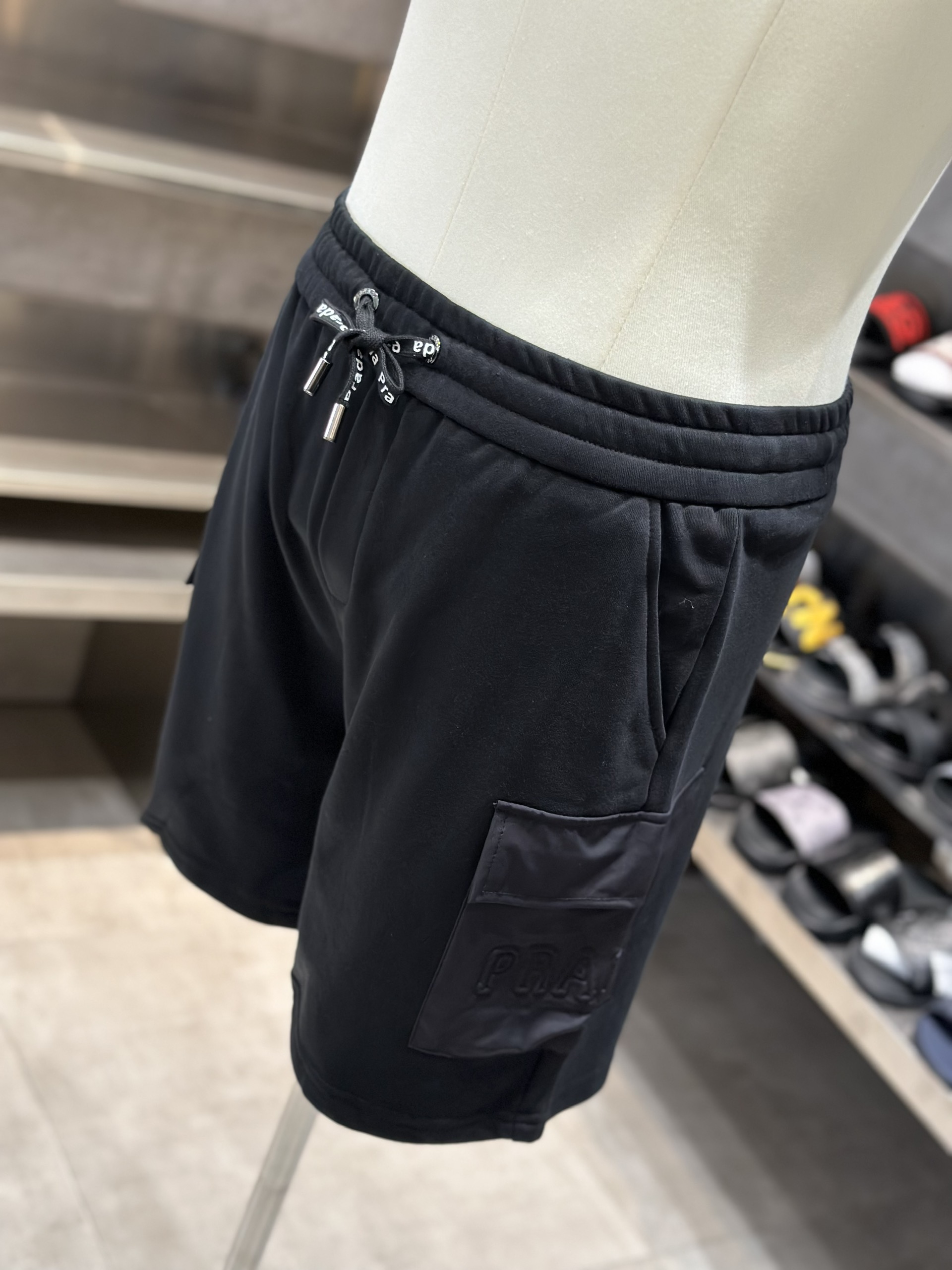 Quần short nỉ Prada P Đen túi hộp logo đùi Like Auth VTN