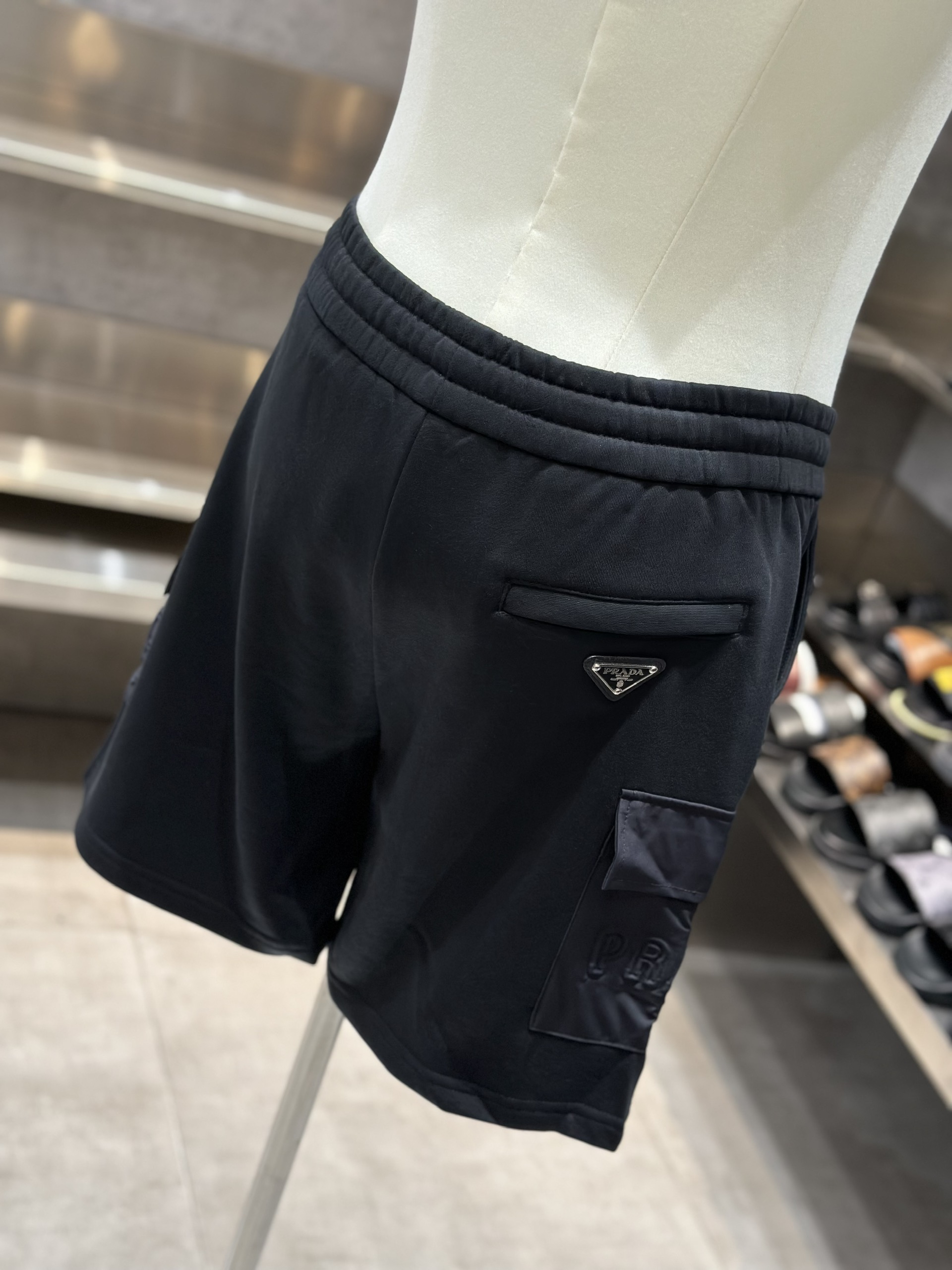 Quần short nỉ Prada P Đen túi hộp logo đùi Like Auth VTN