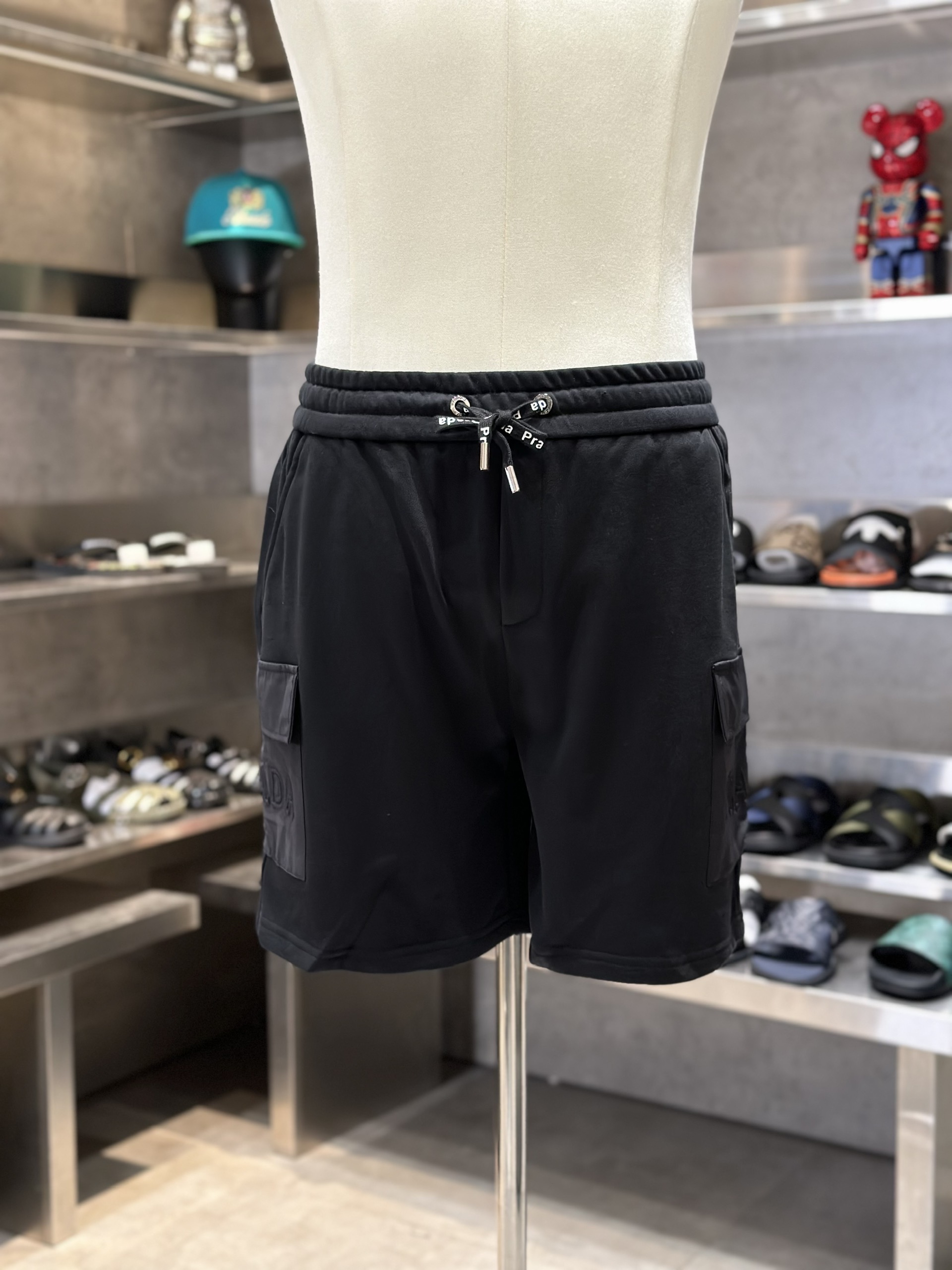 Quần short nỉ Prada P Đen túi hộp logo đùi Like Auth VTN