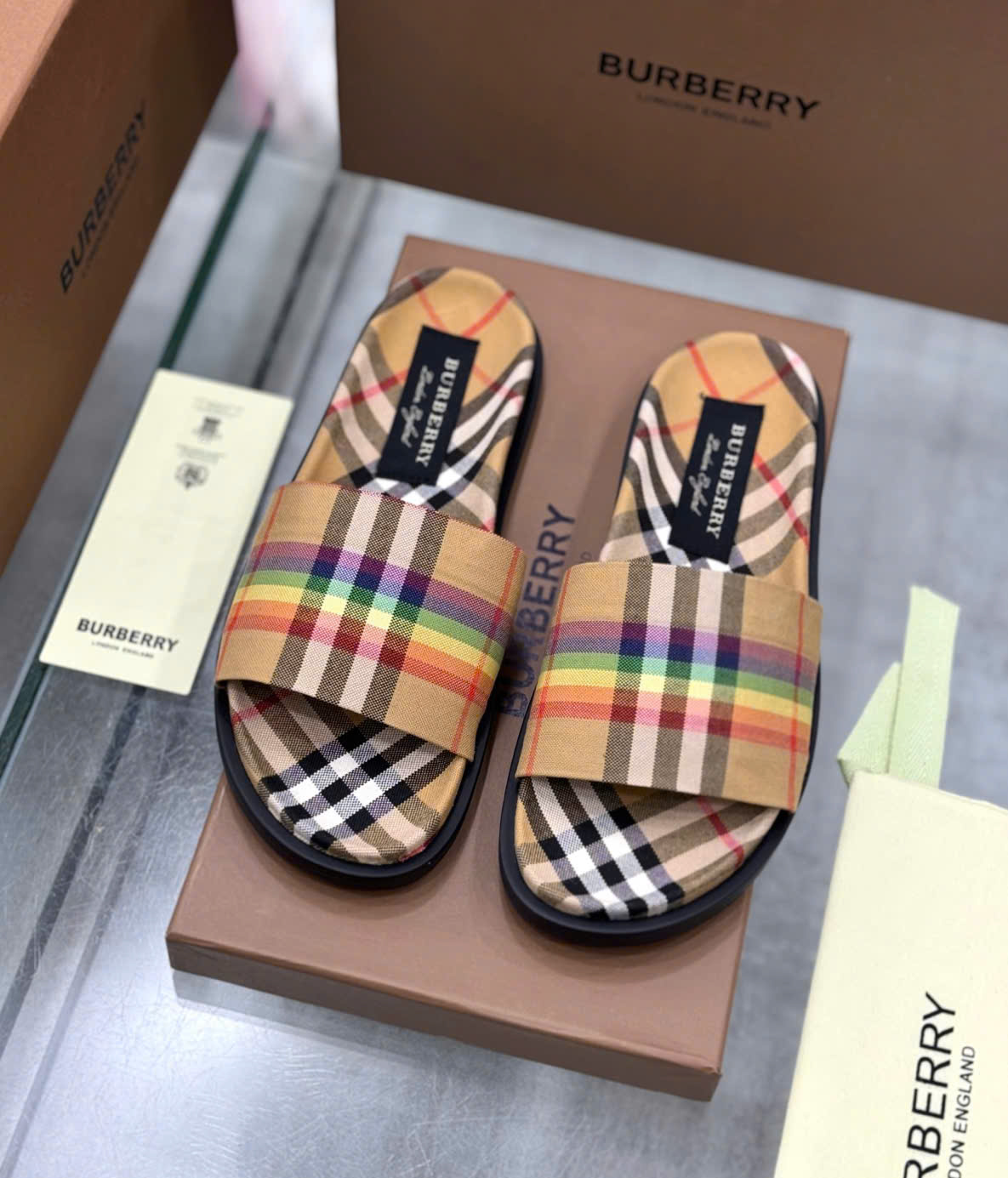 Dép lê quai ngang Burberry BBR Nâu kẻ sọc phối màu sắc Like Auth on web fullbox bill thẻ DDT