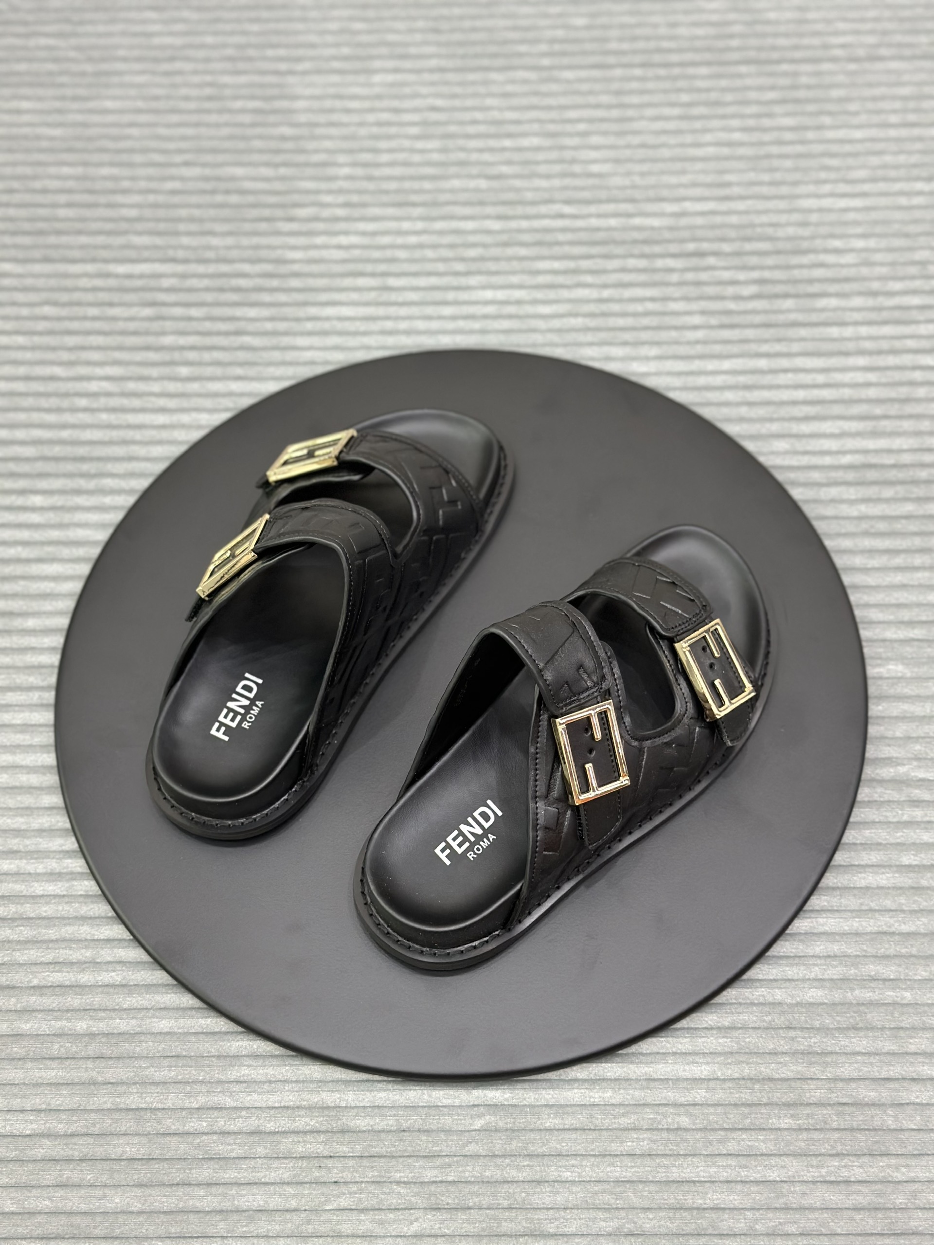 Dép lê quai ngang cài Fendi FF Đen logo họa tiết dập chìm Like Auth fullbox VTN