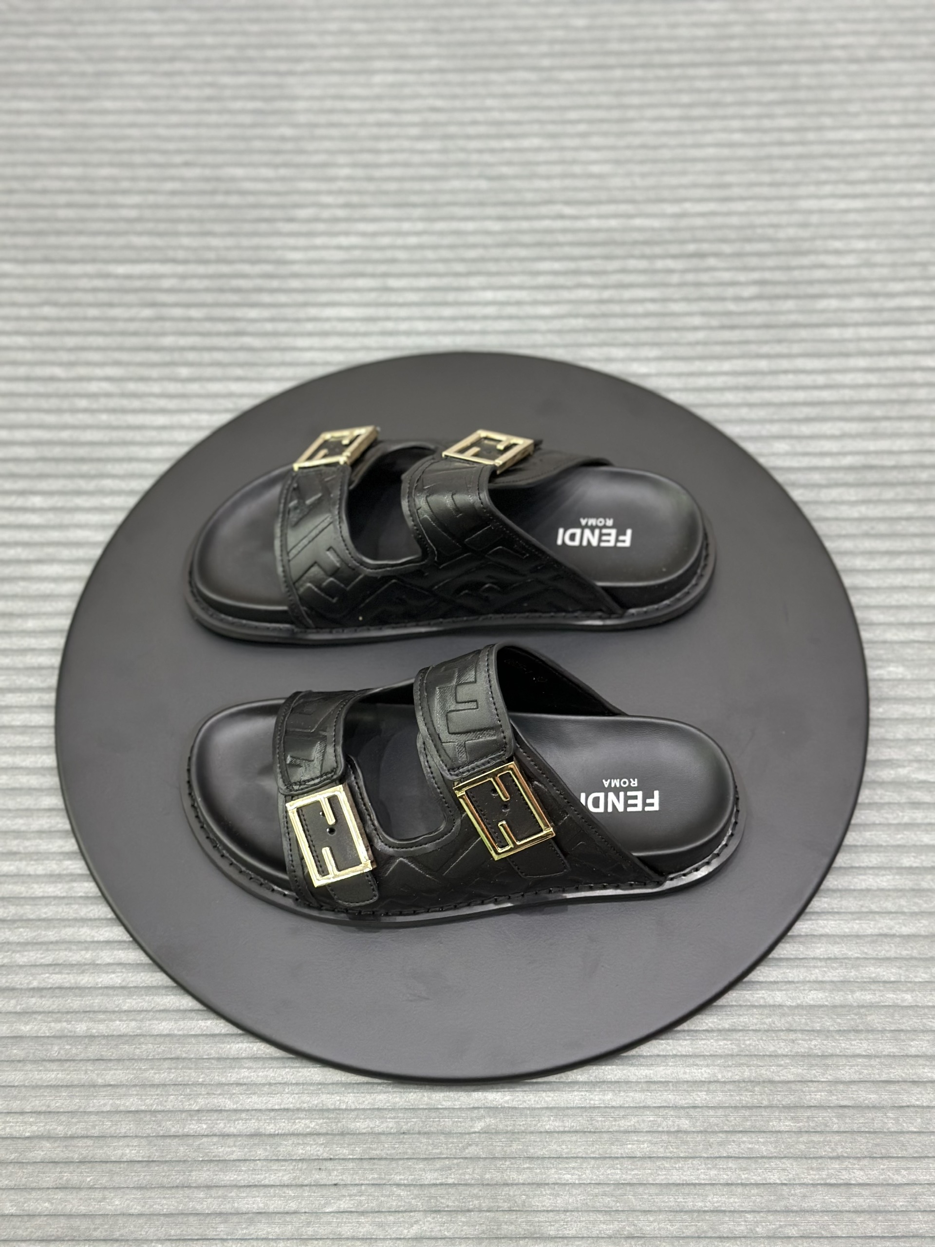 Dép lê quai ngang cài Fendi FF Đen logo họa tiết dập chìm Like Auth fullbox VTN