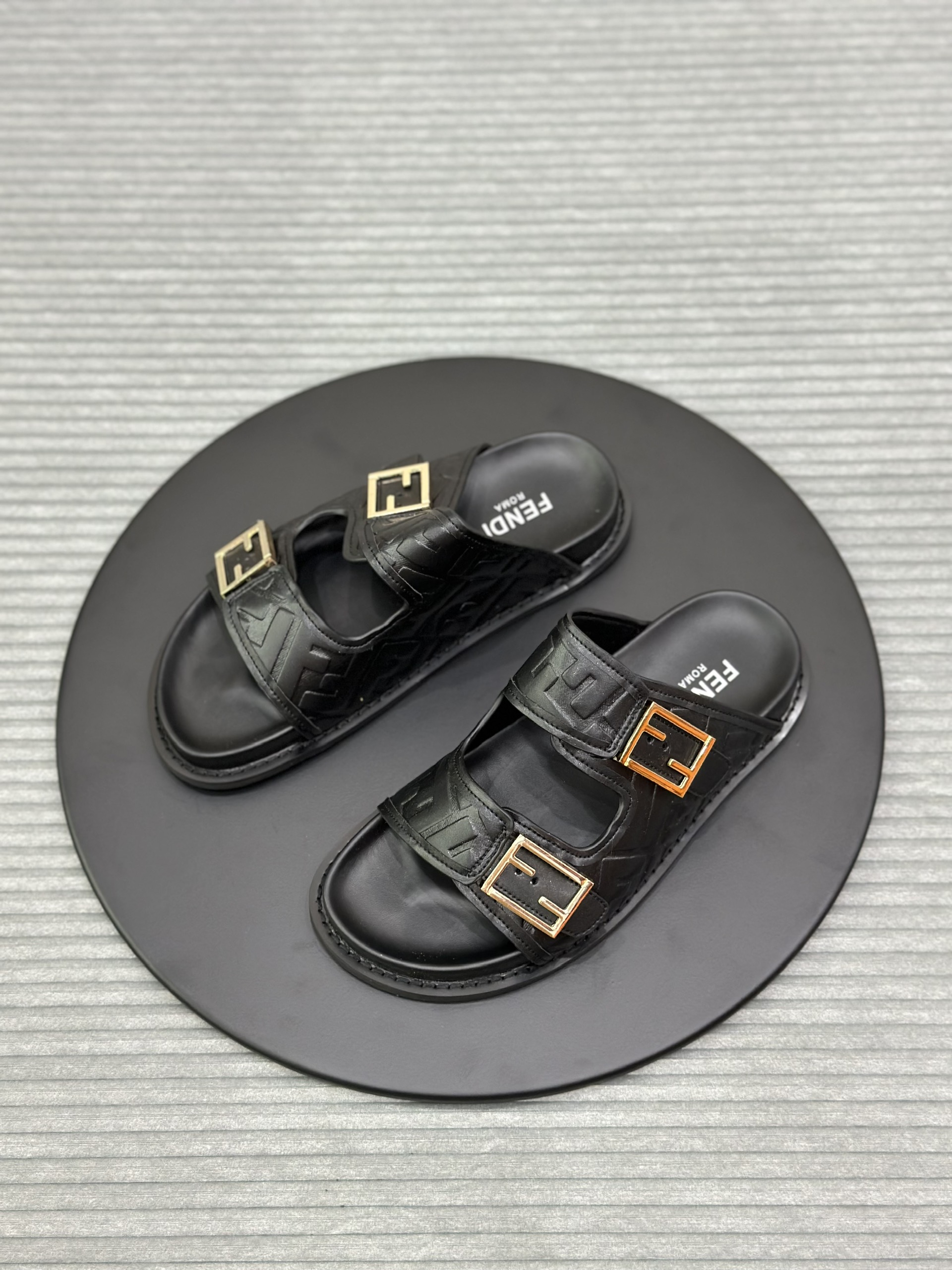 Dép lê quai ngang cài Fendi FF Đen logo họa tiết dập chìm Like Auth fullbox VTN