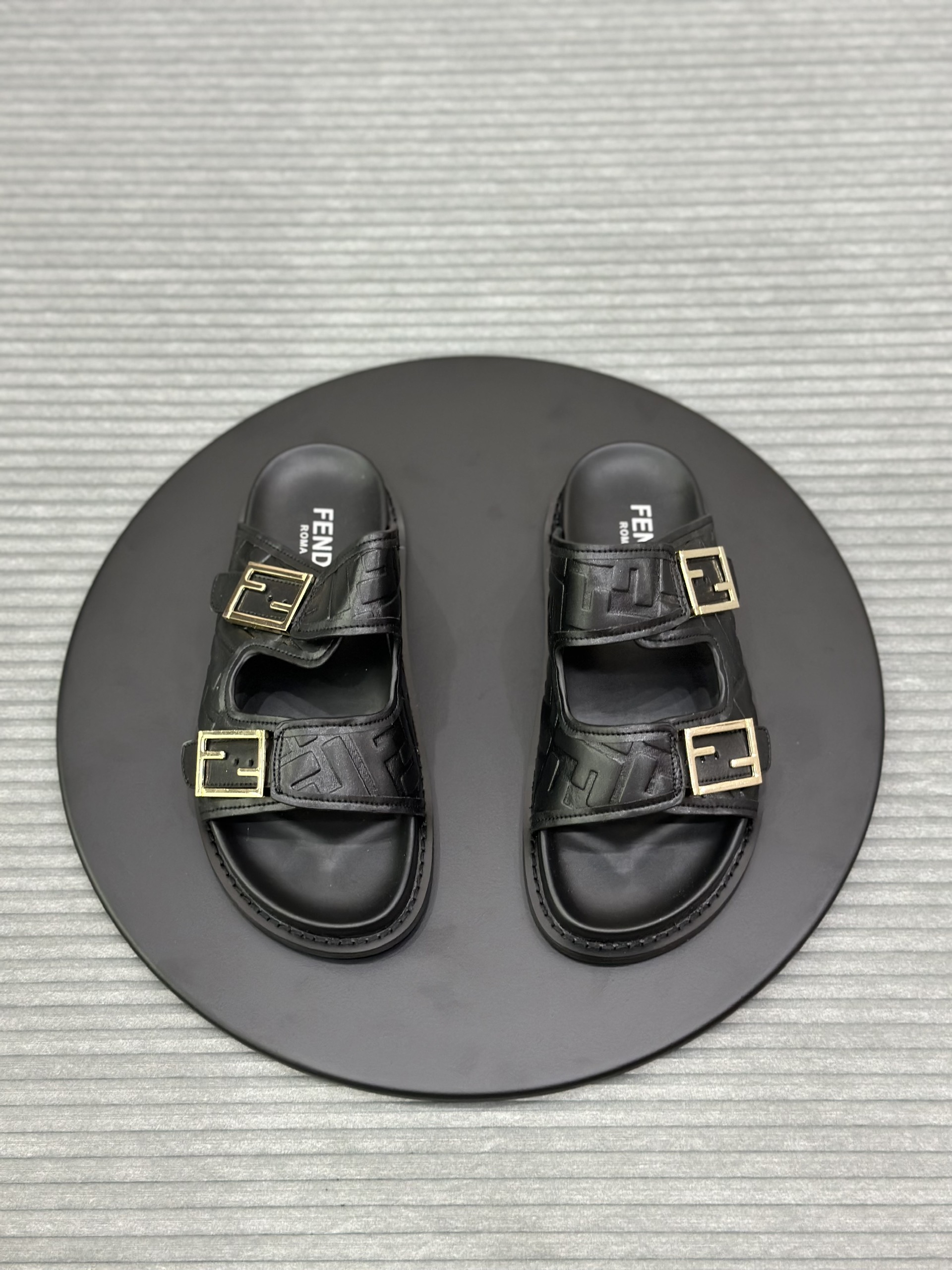 Dép lê quai ngang cài Fendi FF Đen logo họa tiết dập chìm Like Auth fullbox VTN