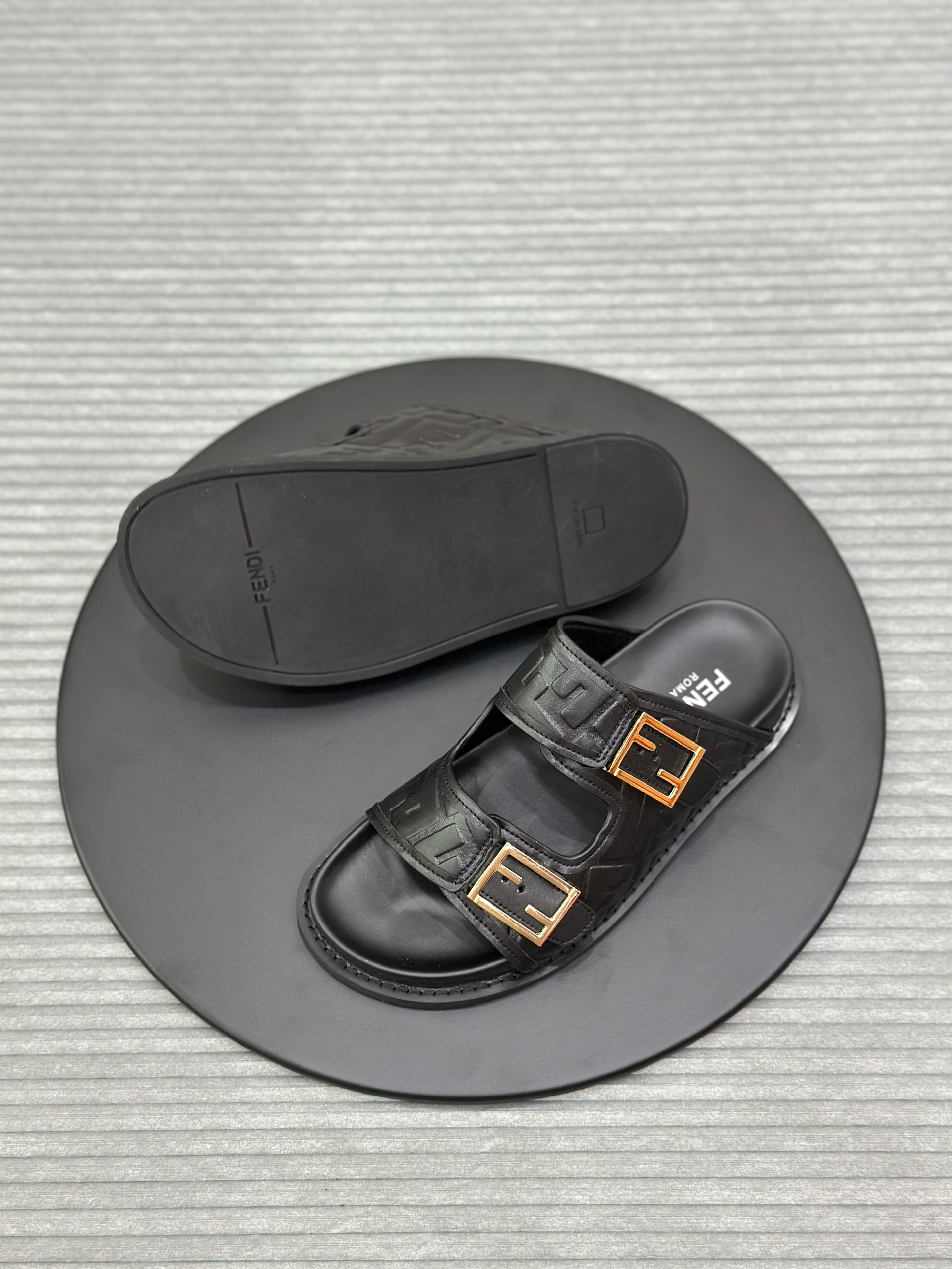Dép lê quai ngang cài Fendi FF Đen logo họa tiết dập chìm Like Auth fullbox VTN