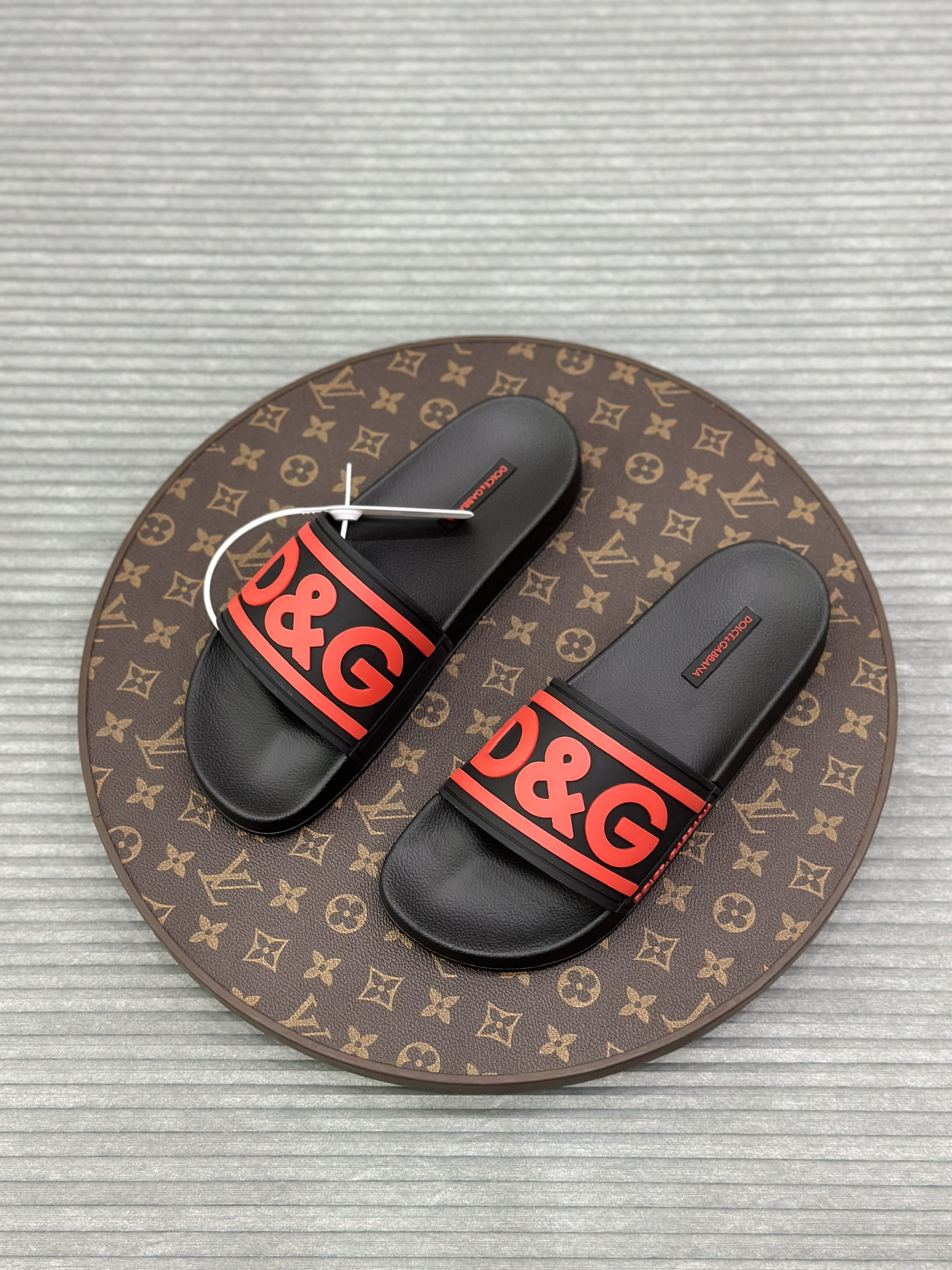 Dép lê quai ngang Dolce Gabbana DG Đen logo chữ Đỏ nổi Like Auth fullbox VTN