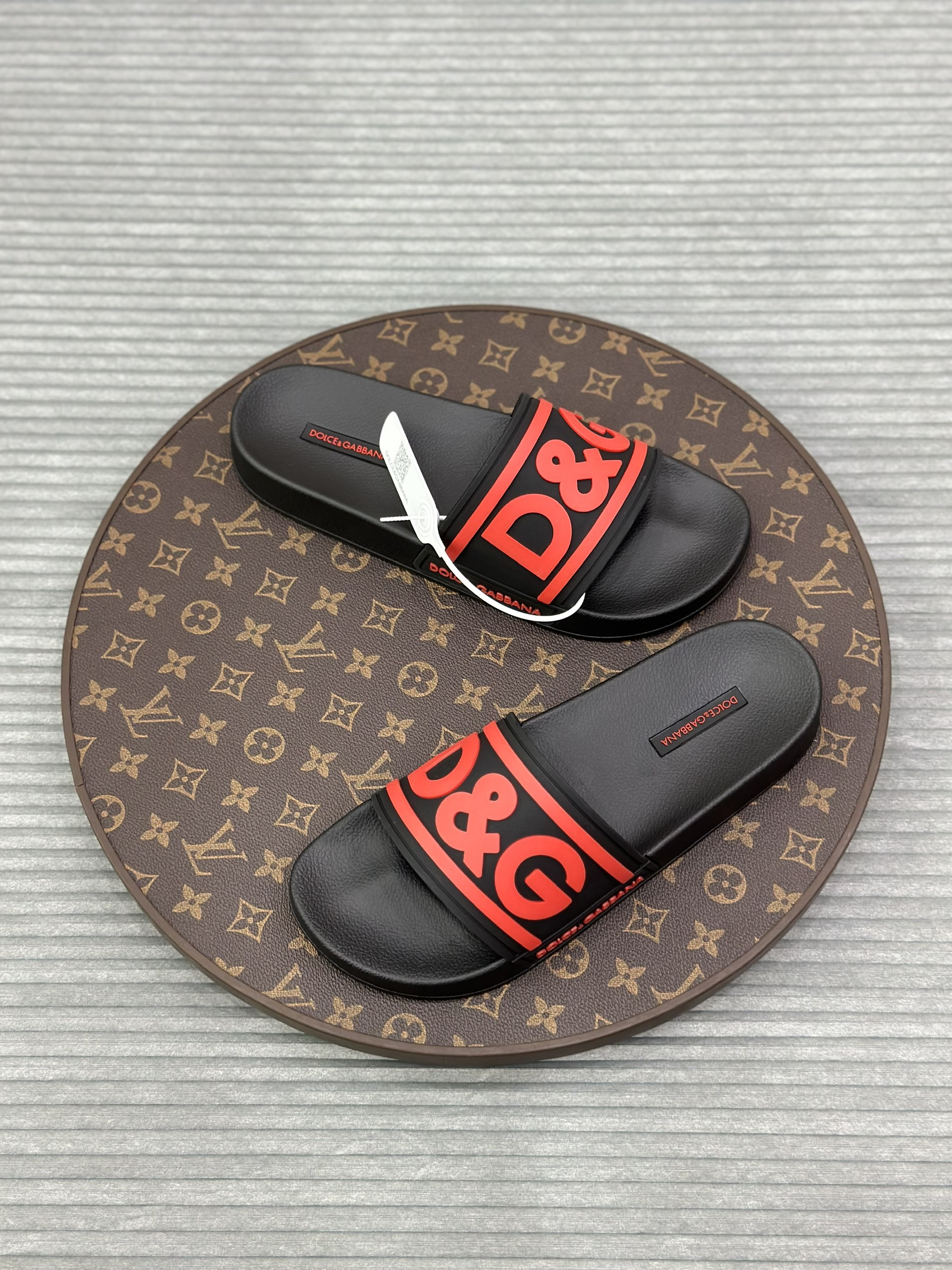 Dép lê quai ngang Dolce Gabbana DG Đen logo chữ Đỏ nổi Like Auth fullbox VTN