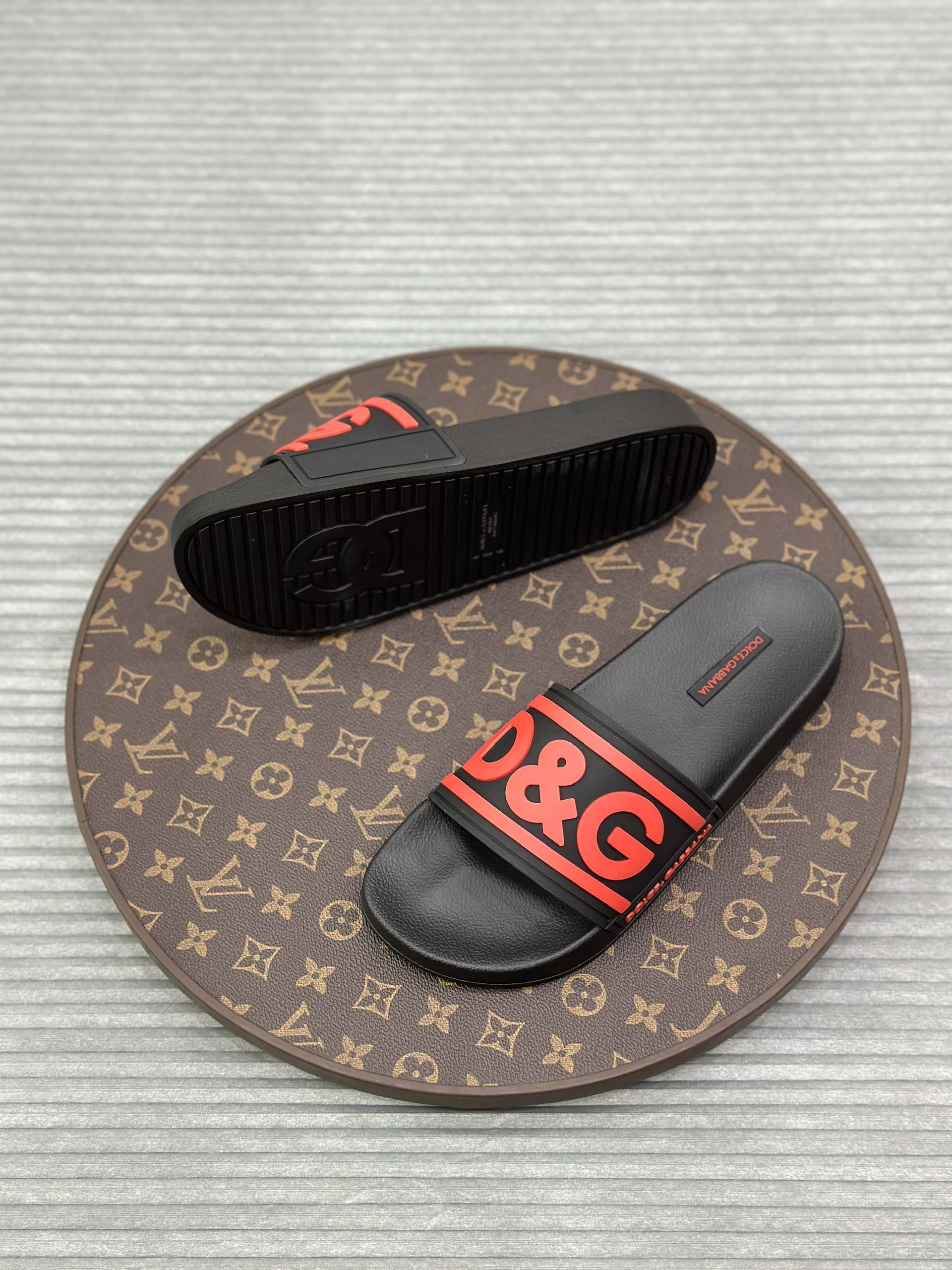 Dép lê quai ngang Dolce Gabbana DG Đen logo chữ Đỏ nổi Like Auth fullbox VTN