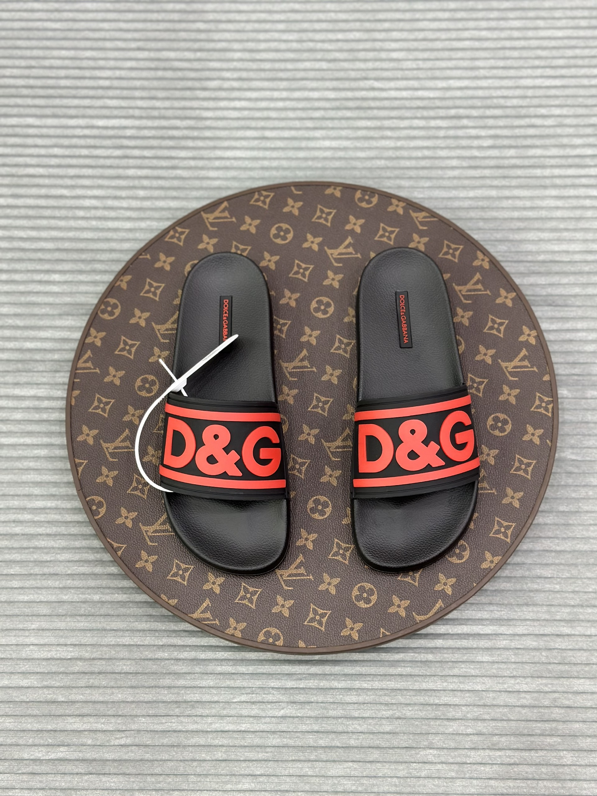 Dép lê quai ngang Dolce Gabbana DG Đen logo chữ Đỏ nổi Like Auth fullbox VTN