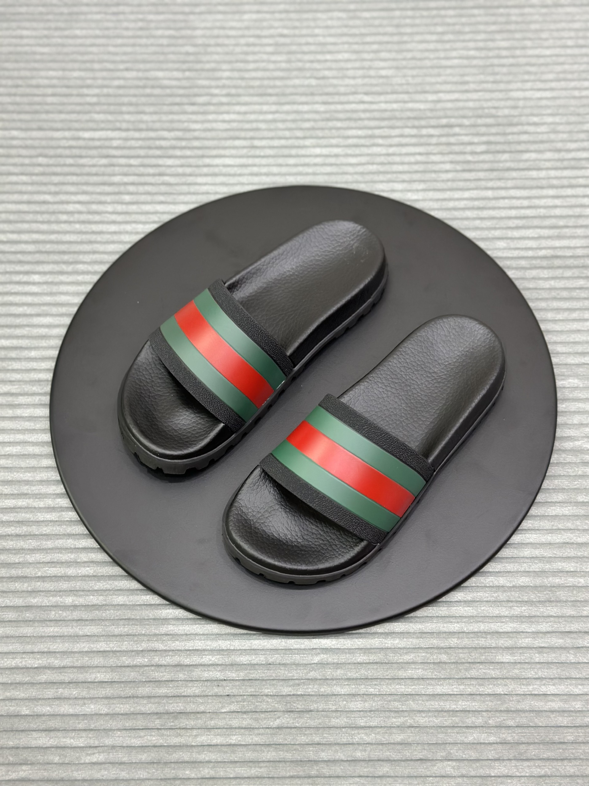 Dép lê quai ngang Gucci GC Đen phối kẻ ngang Xanh Đỏ Like Auth fullbox VTN