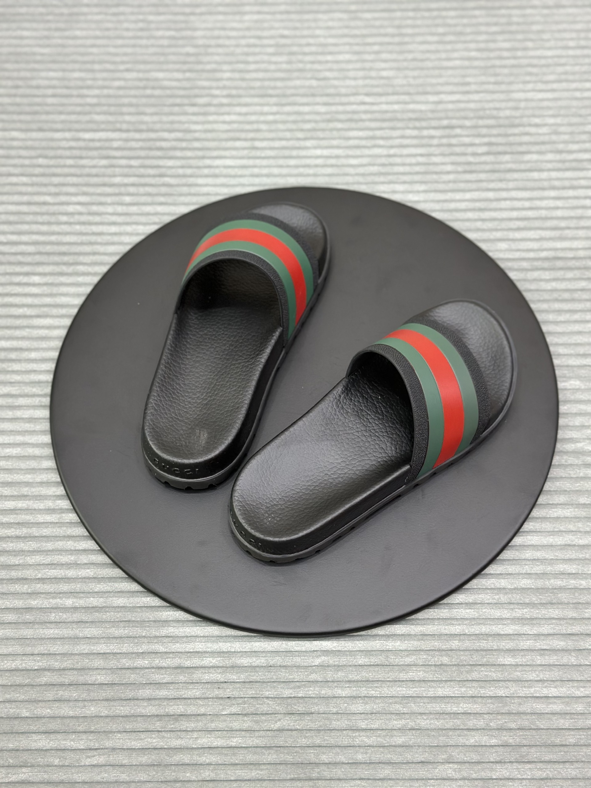 Dép lê quai ngang Gucci GC Đen phối kẻ ngang Xanh Đỏ Like Auth fullbox VTN