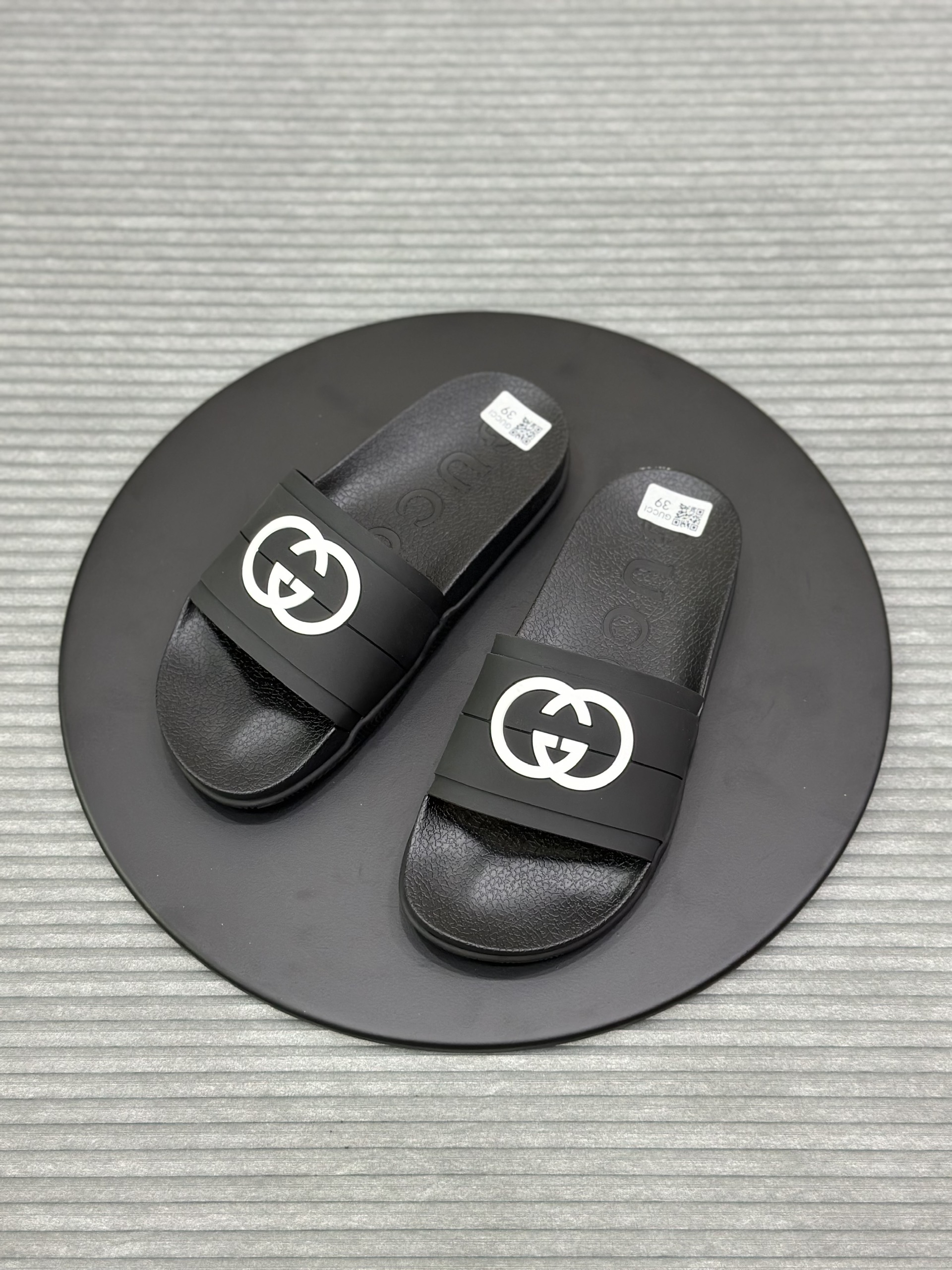 Dép lê quai ngang Gucci GC Đen logo chữ Trắng Like Auth fullbox VTN