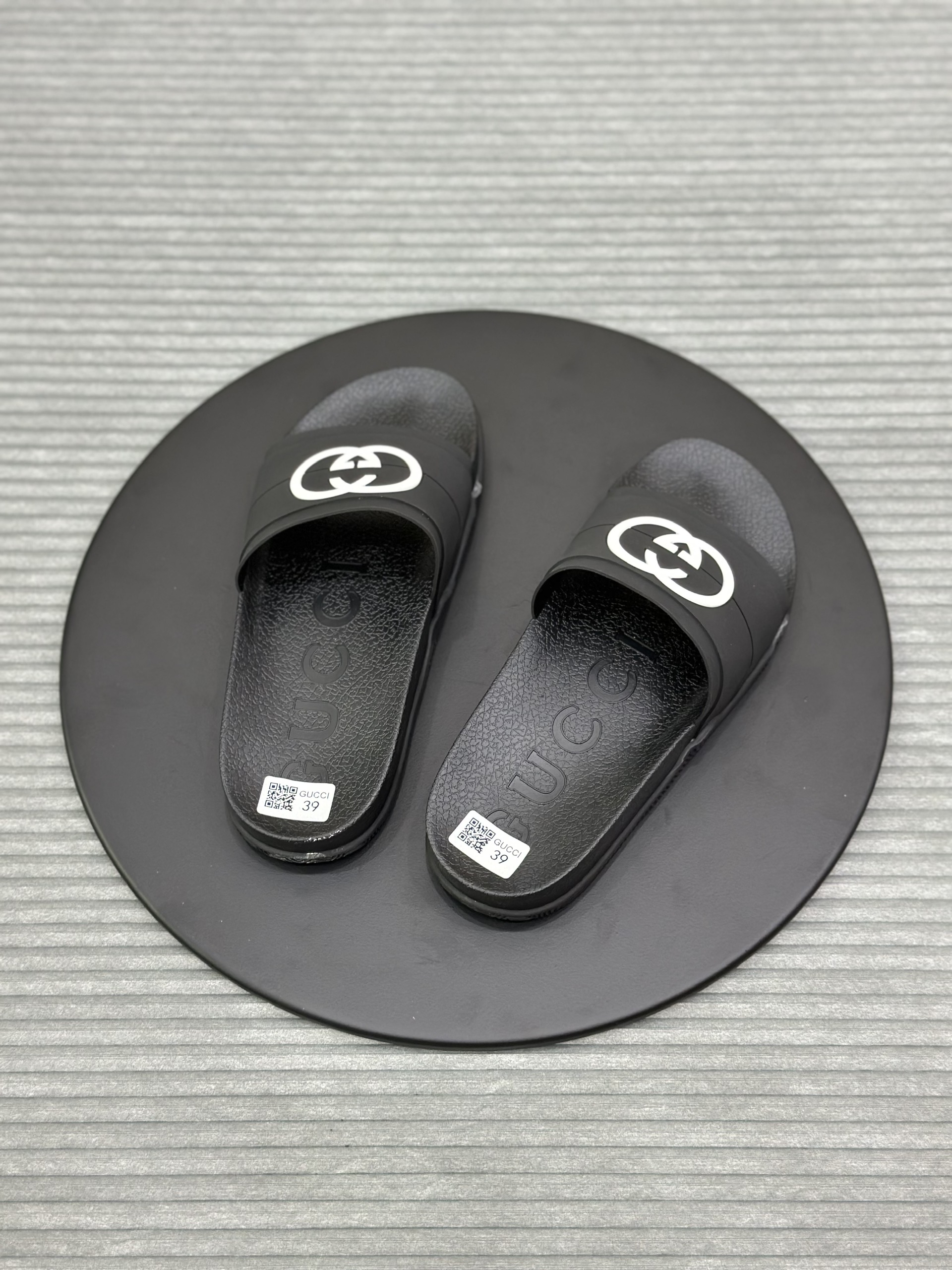 Dép lê quai ngang Gucci GC Đen logo chữ Trắng Like Auth fullbox VTN