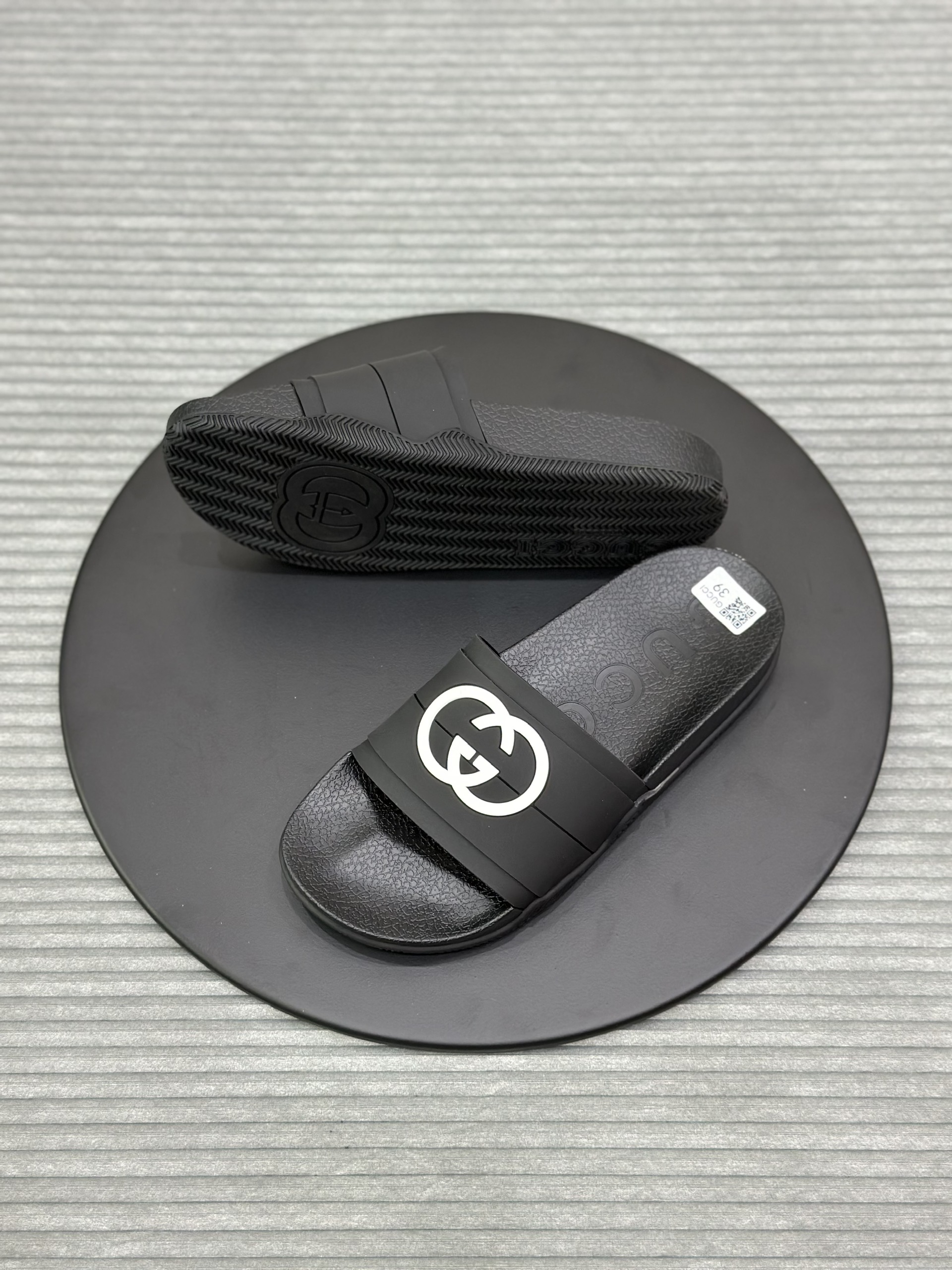 Dép lê quai ngang Gucci GC Đen logo chữ Trắng Like Auth fullbox VTN