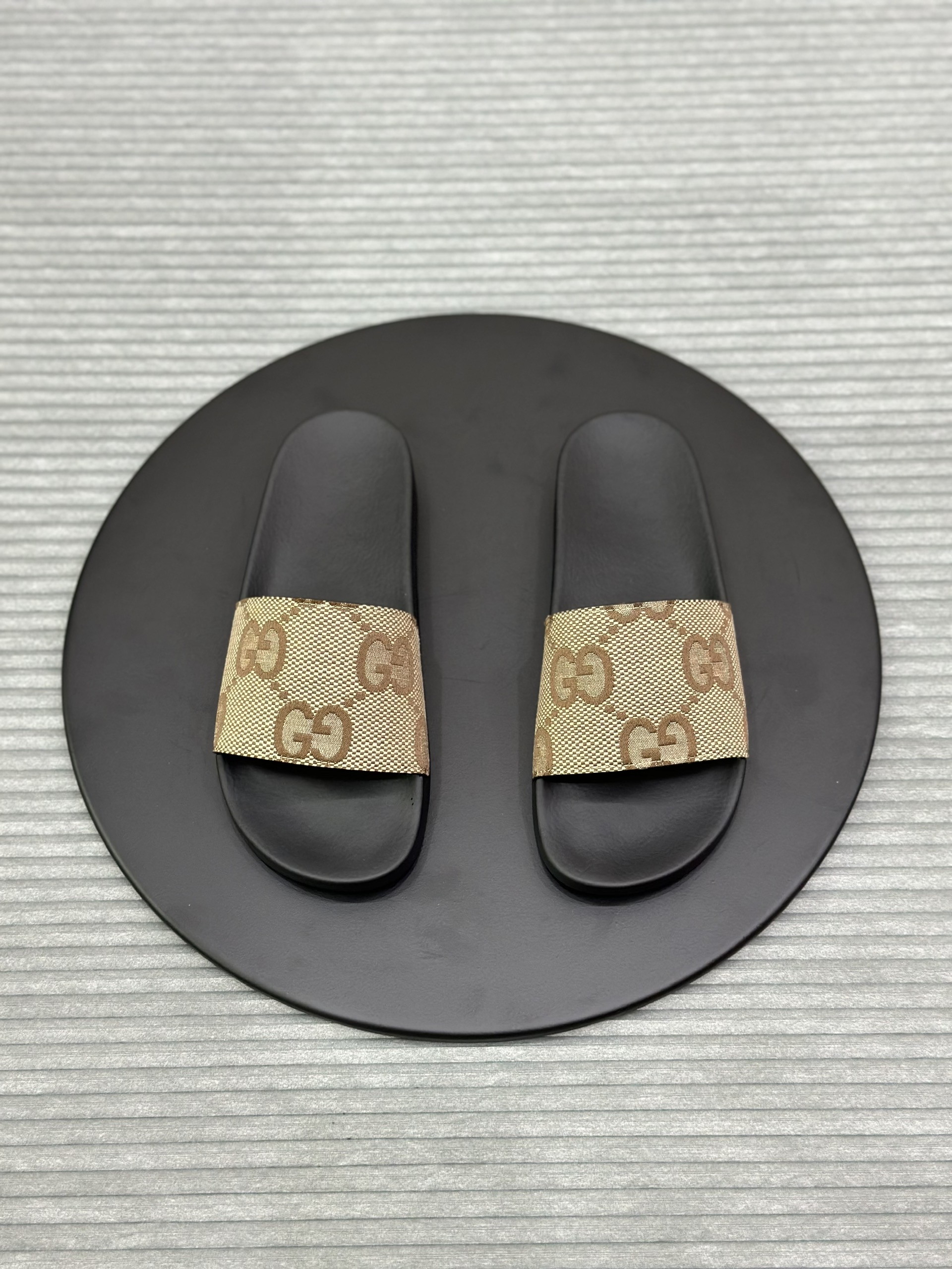 Dép lê quai ngang Gucci GC Nâu họa tiết logo to đế Đen Like Auth fullbox VTN