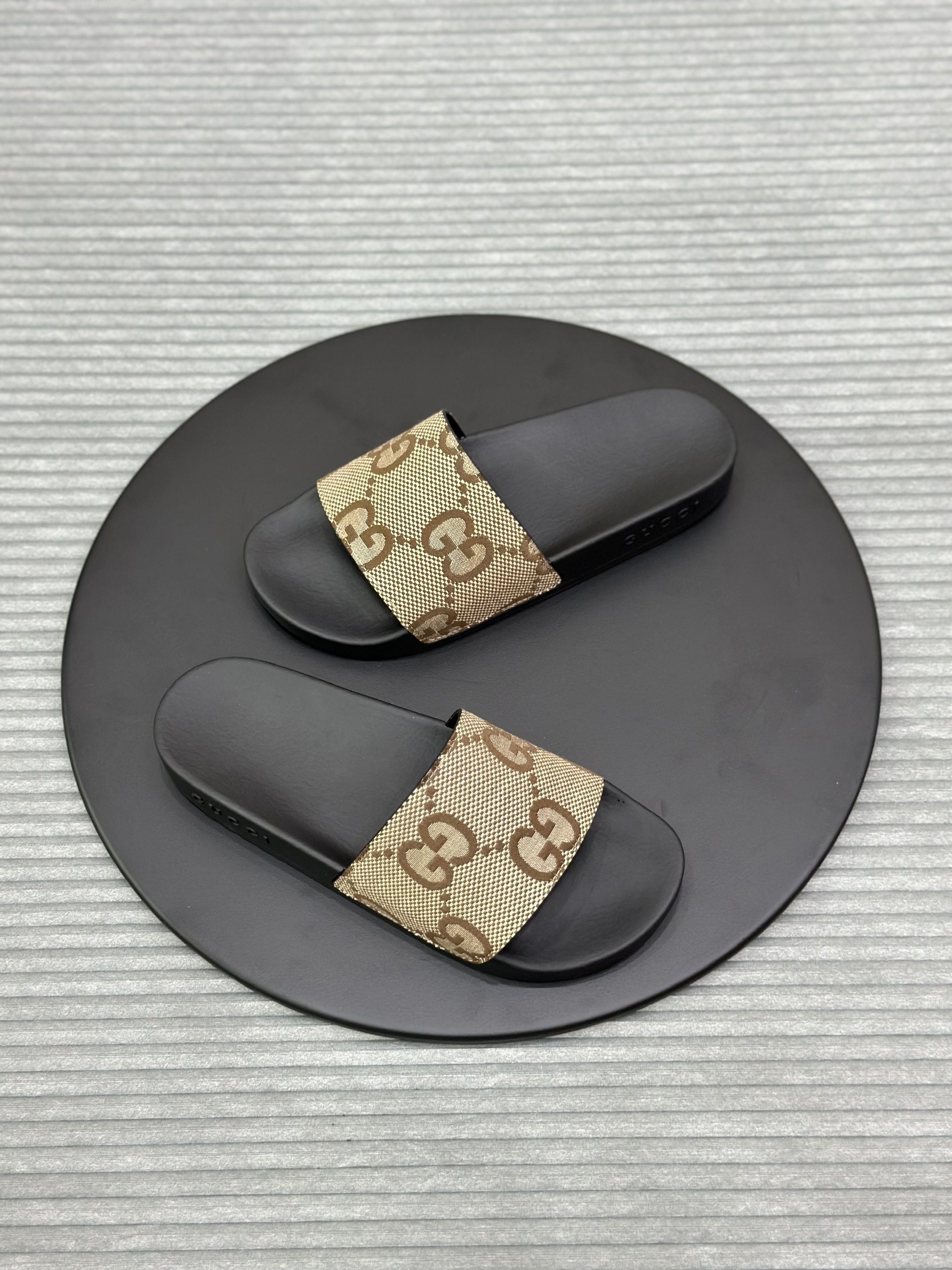 Dép lê quai ngang Gucci GC Nâu họa tiết logo to đế Đen Like Auth fullbox VTN