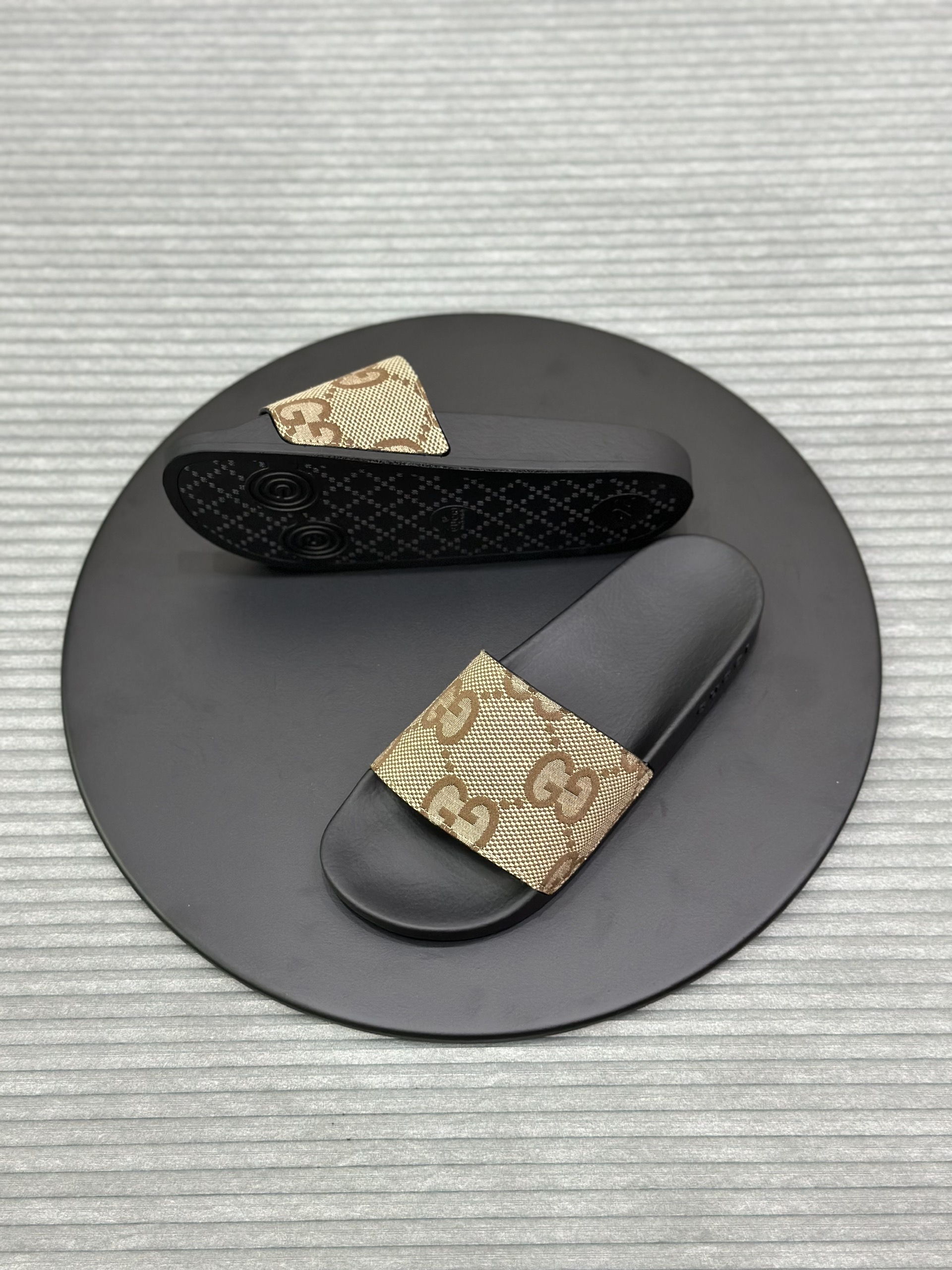 Dép lê quai ngang Gucci GC Nâu họa tiết logo to đế Đen Like Auth fullbox VTN