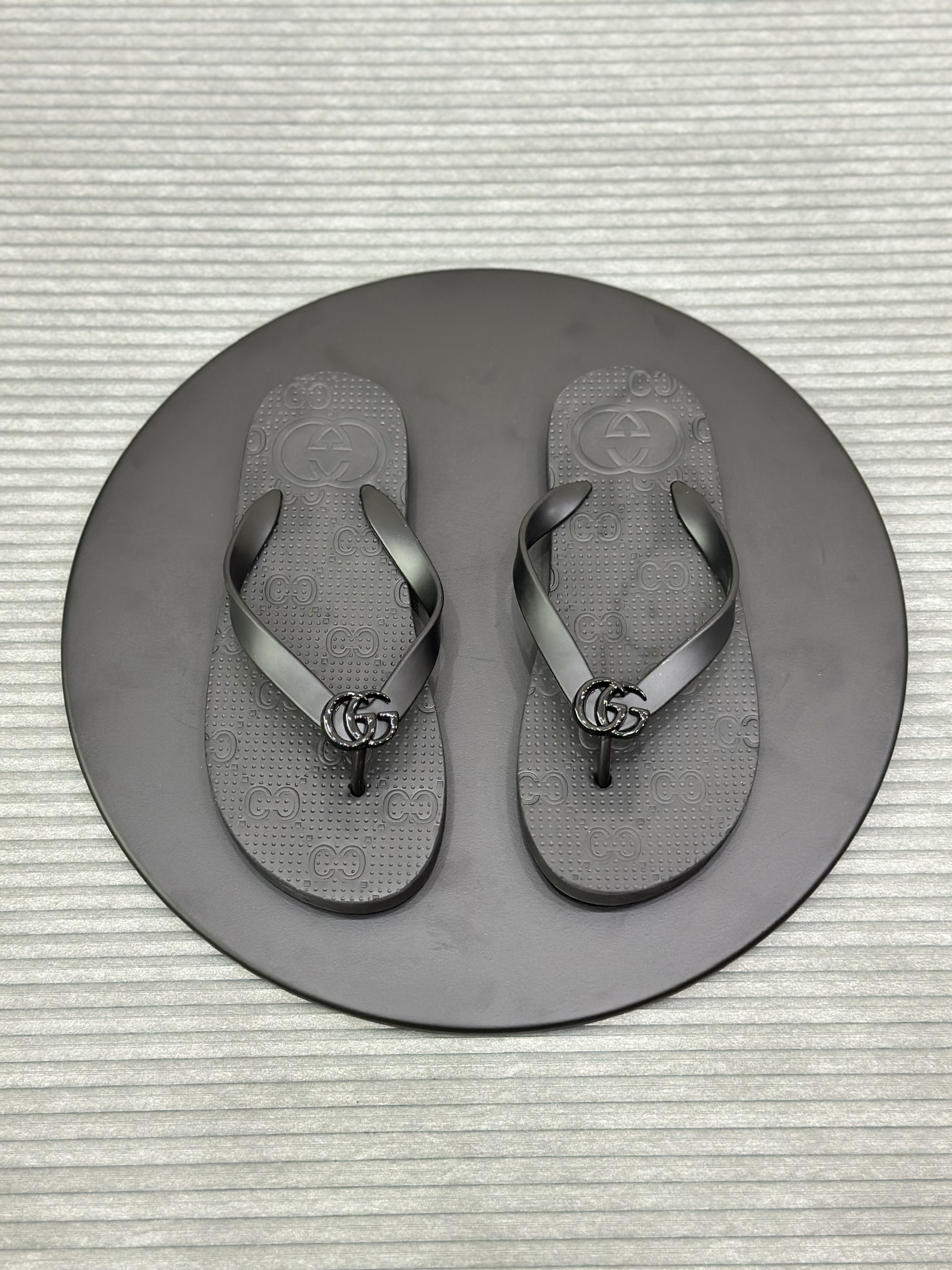 Dép tông, xỏ ngón Gucci GC Đen logo GG vân chữ chấm nổi Like Auth fullbox 38-43 VTN