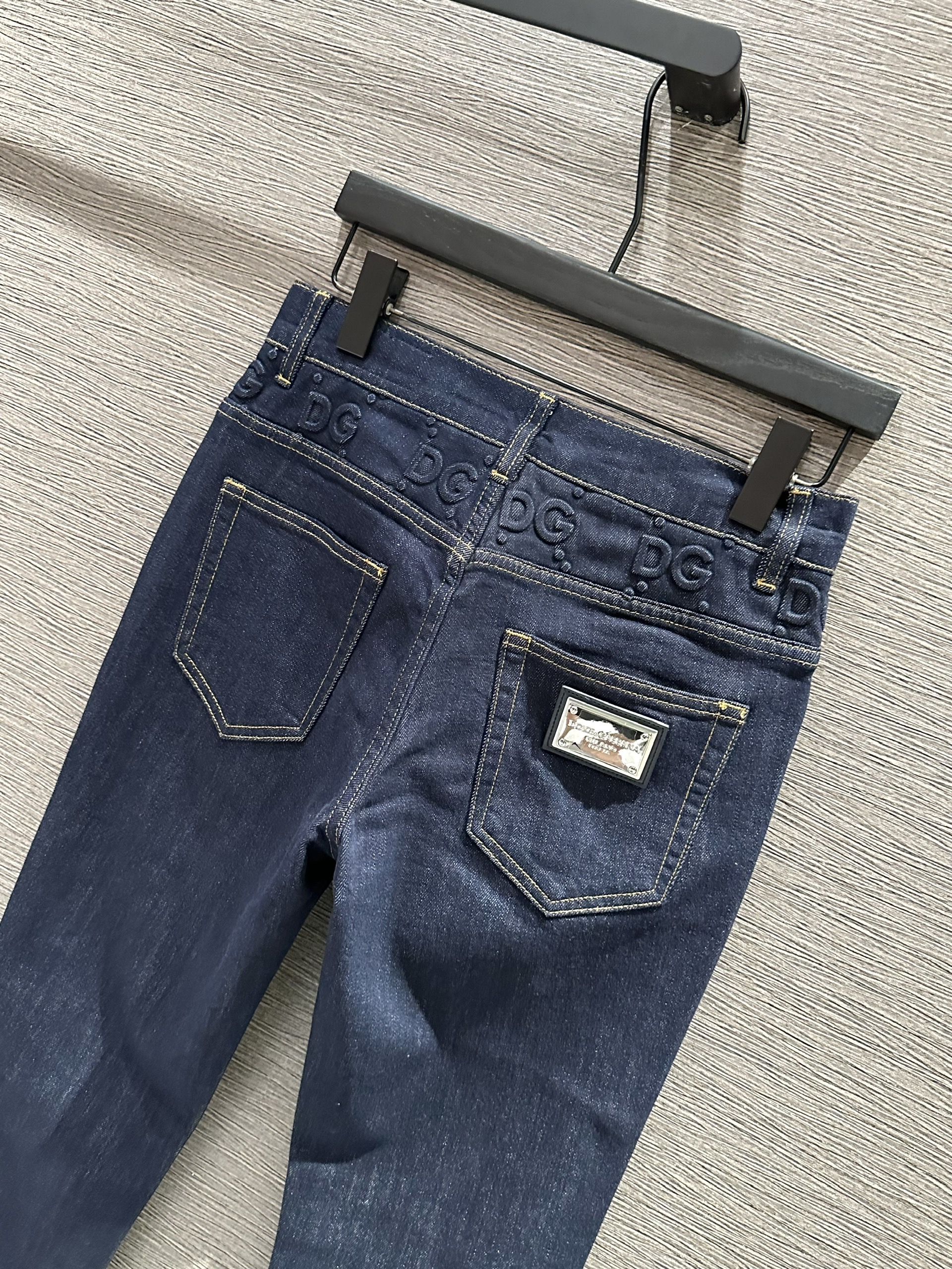 Quần jean Dolce Gabbana DG Xanh than logo dập nổi cạp Like Auth VTN