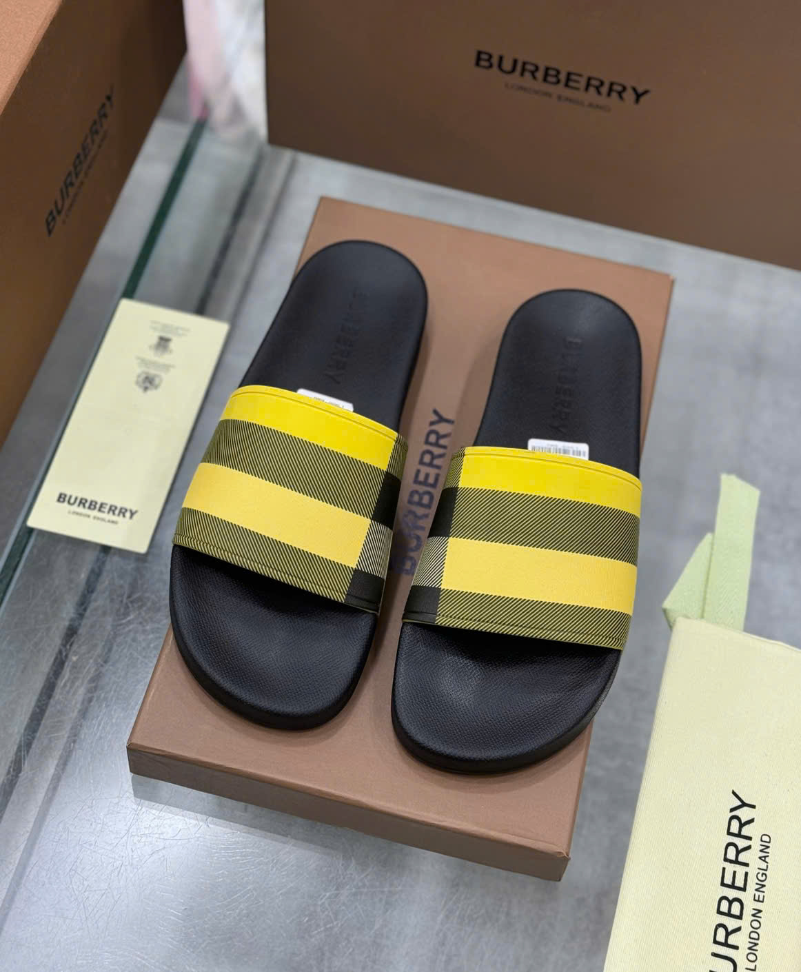 Dép lê quai ngang Burberry BBR Đen kẻ sọc Vàng Like Auth on web fullbox bill thẻ DDT