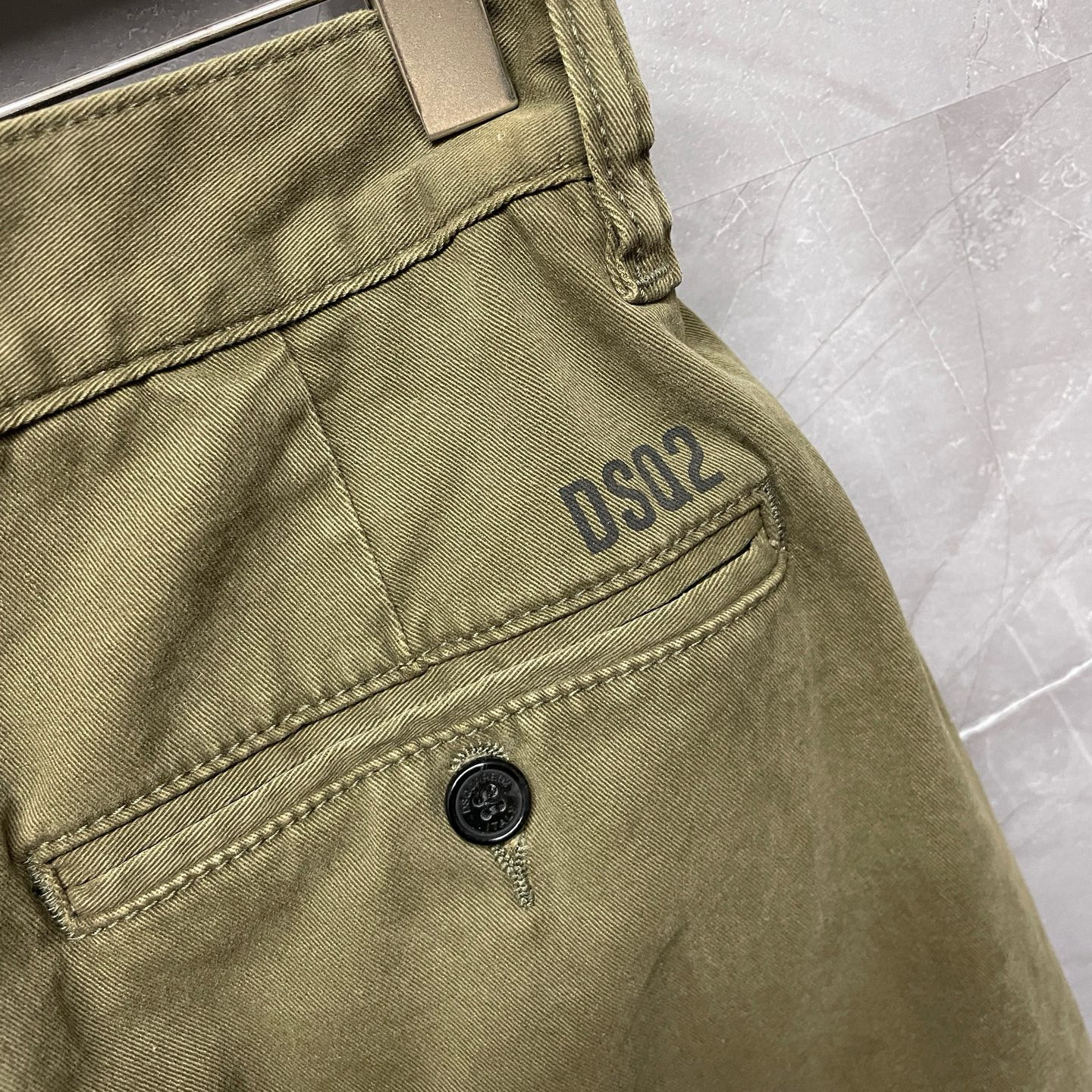 Quần dài kaki Dsquared2 DSQ2 Xanh rêu khóa lệch Like Auth VTN