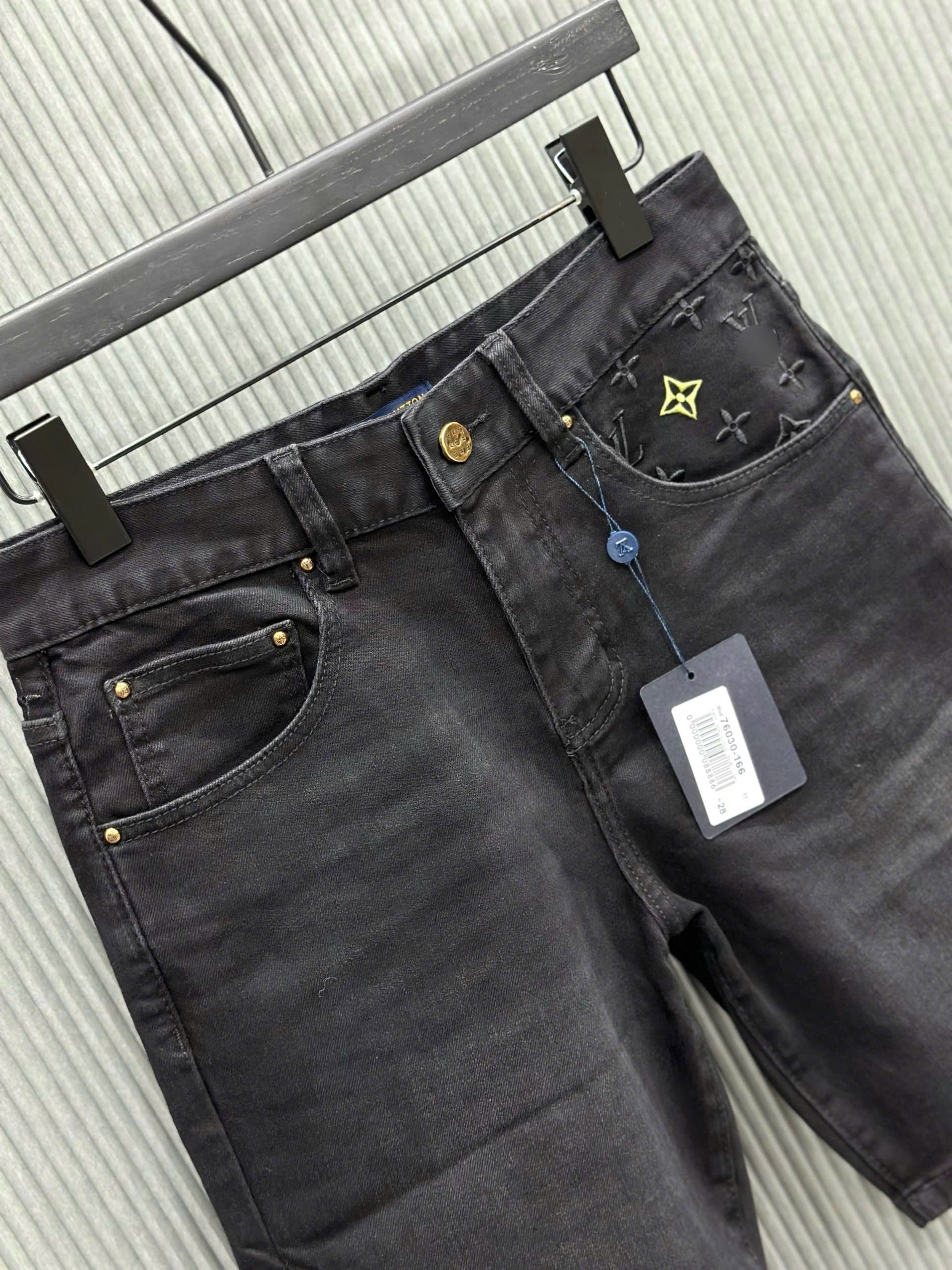 Quần short jean Louis Vuitton LV Đen họa tiết hoa vân logo thêu cạp túi Like Auth VTN
