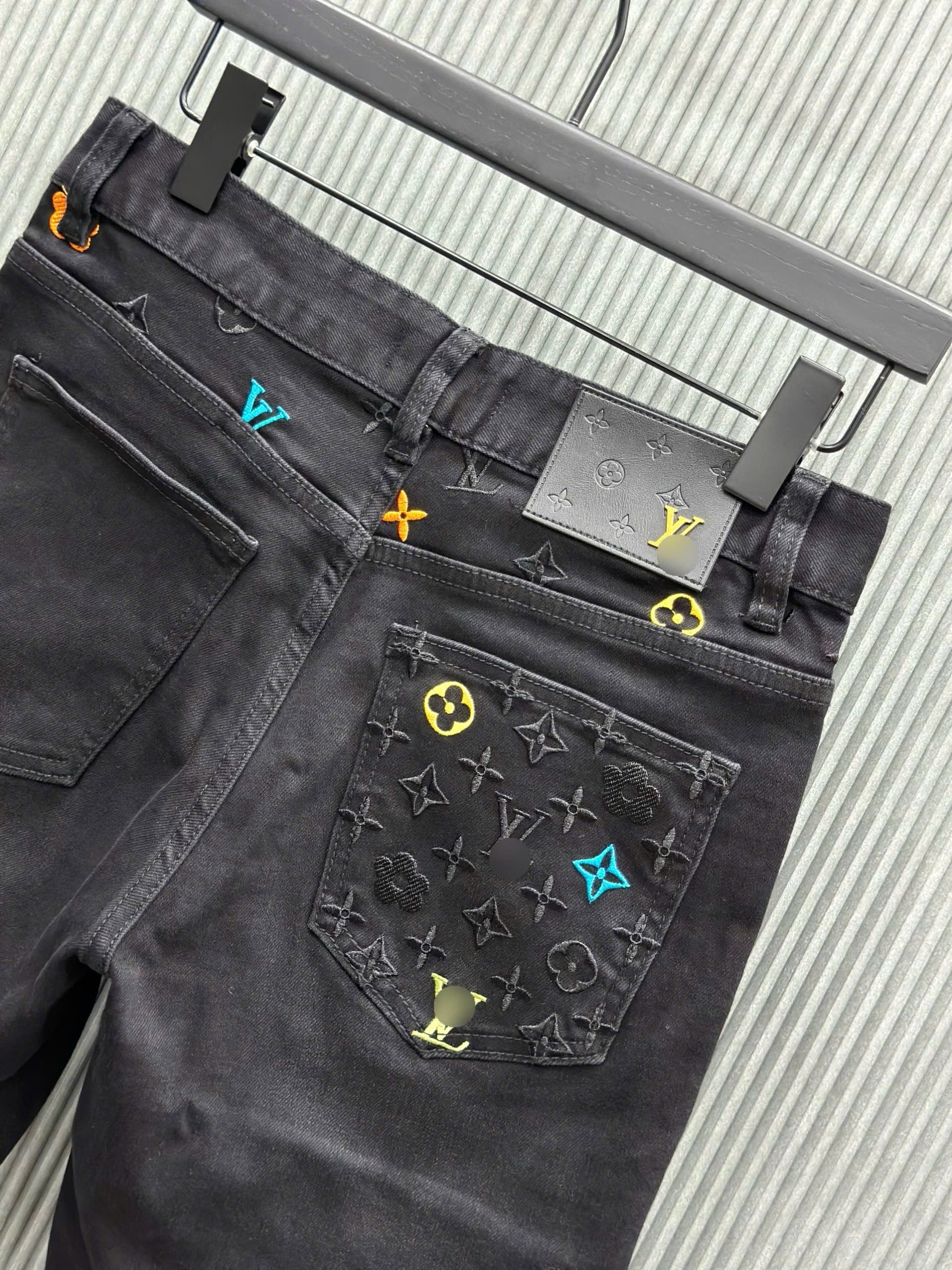 Quần short jean Louis Vuitton LV Đen họa tiết hoa vân logo thêu cạp túi Like Auth VTN