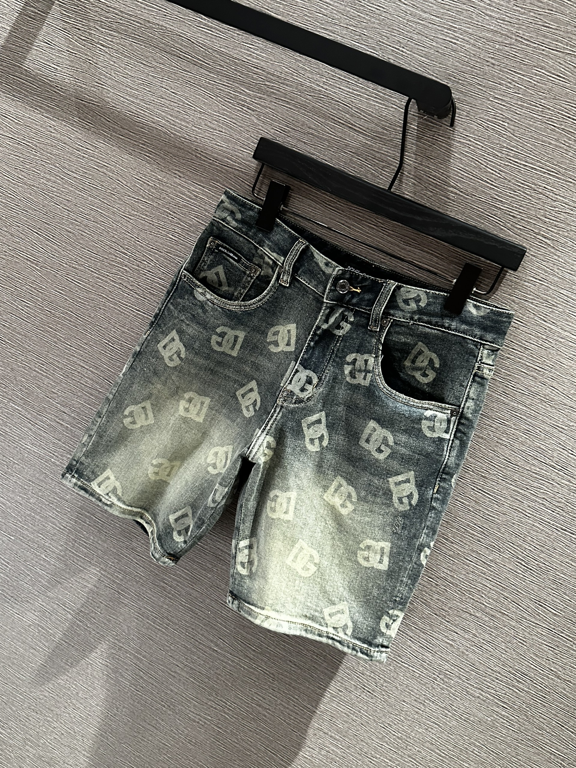 Quần short jean Dolce Gabbana DG Xanh loang họa tiết logo chữ Trắng full Like Auth VTN