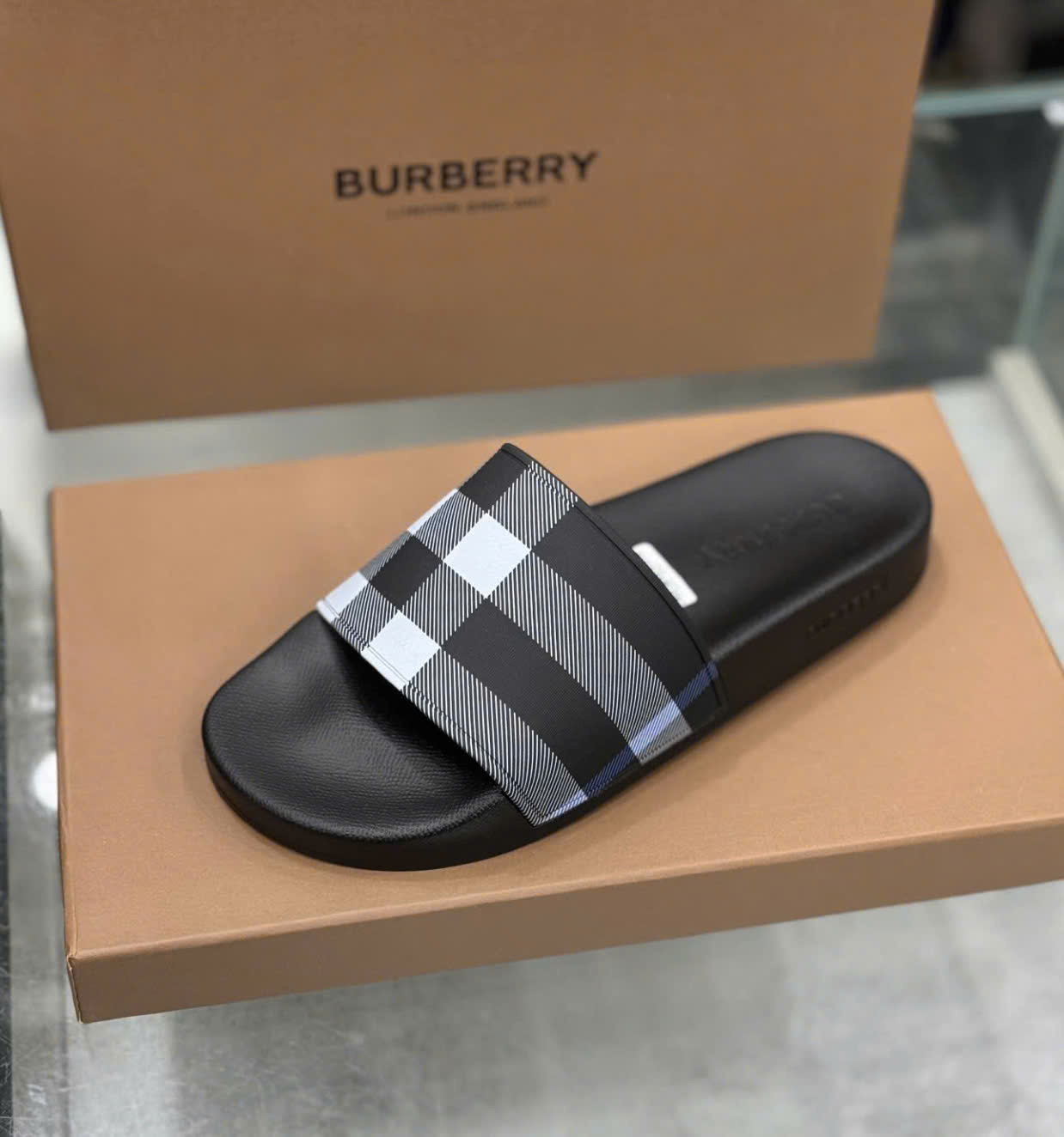 Dép lê quai ngang Burberry BBR Đen kẻ sọc Trắng basic Like Auth on web fullbox bill thẻ DDT