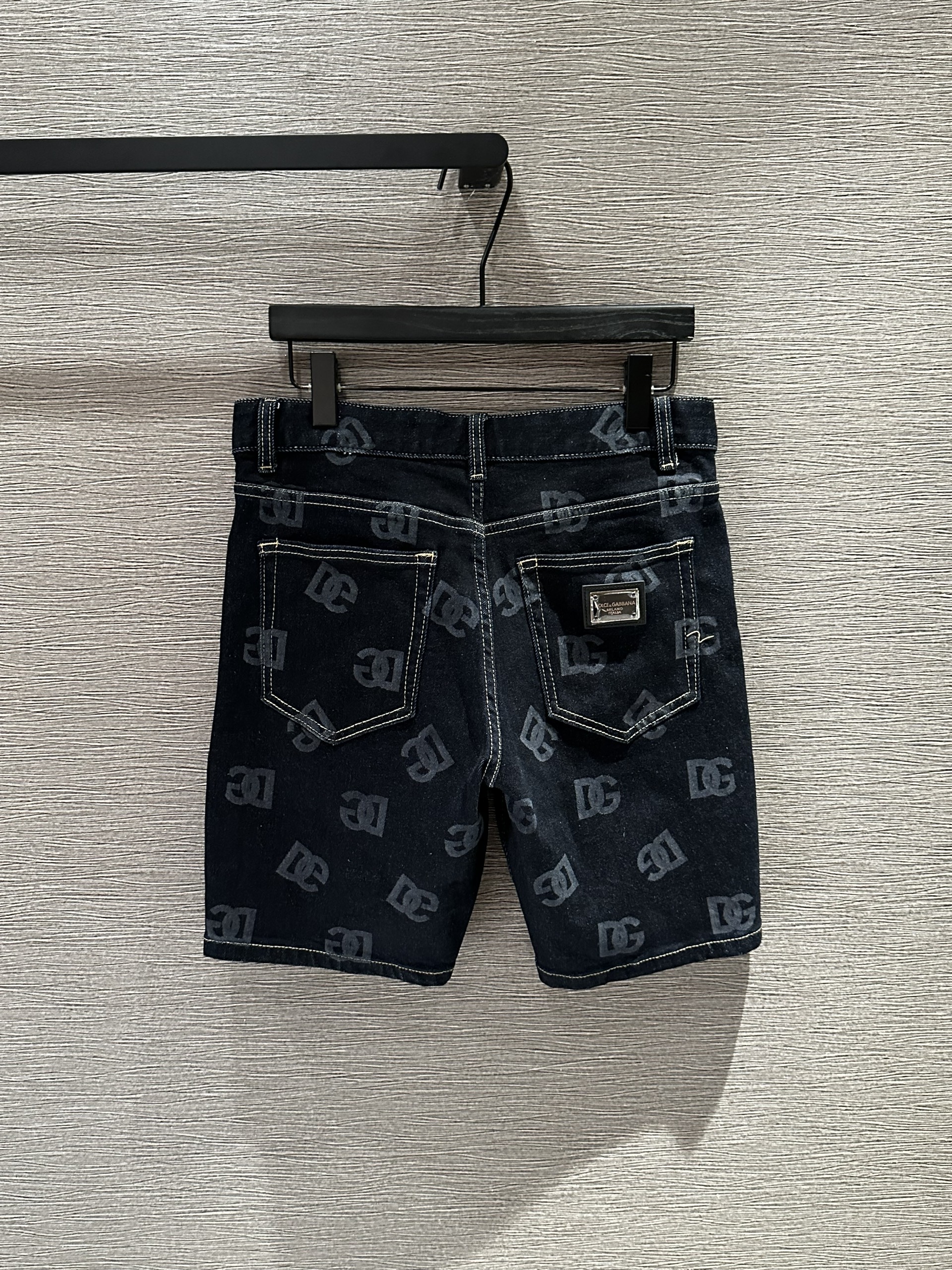 Quần short jean Dolce Gabbana DG Đen phối họa tiết thổ cẩm Trắng VTN