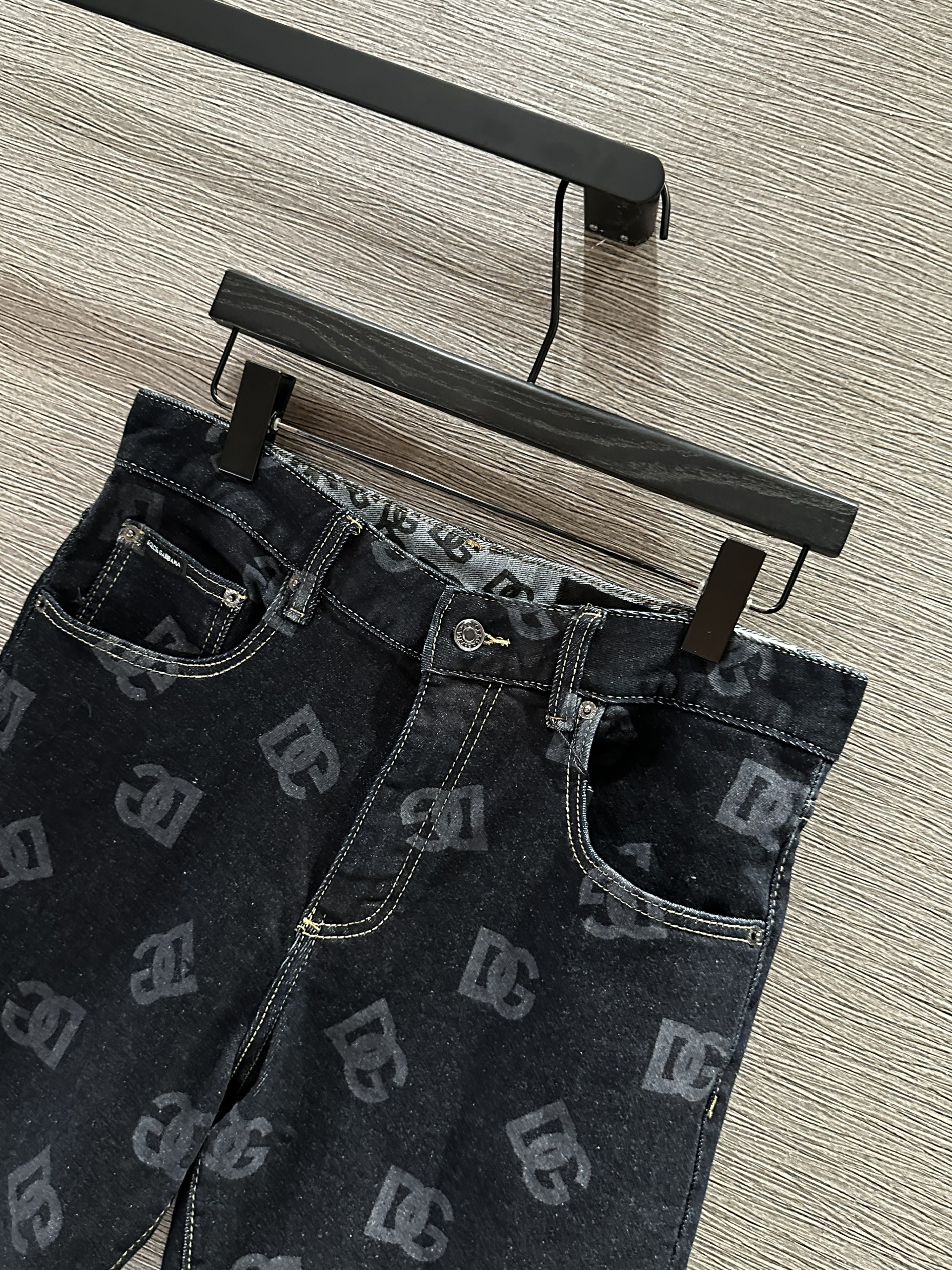 Quần short jean Dolce Gabbana DG Đen phối họa tiết thổ cẩm Trắng VTN
