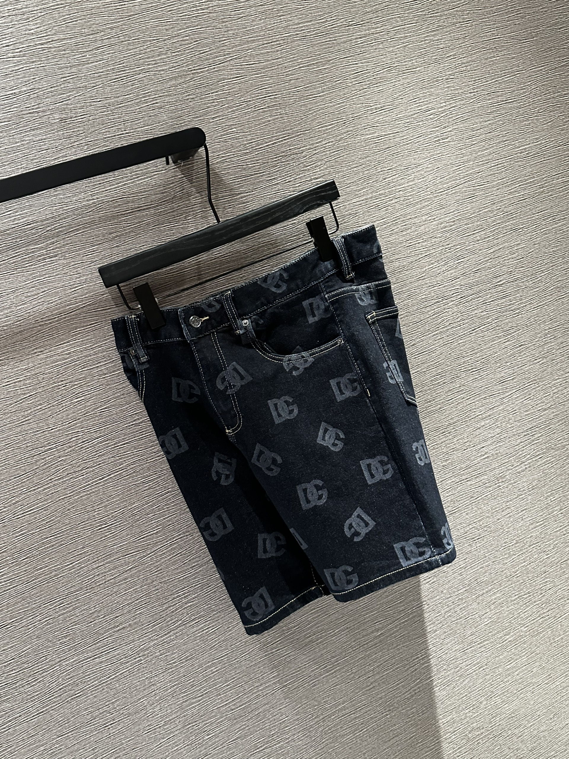 Quần short jean Dolce Gabbana DG Đen phối họa tiết thổ cẩm Trắng VTN