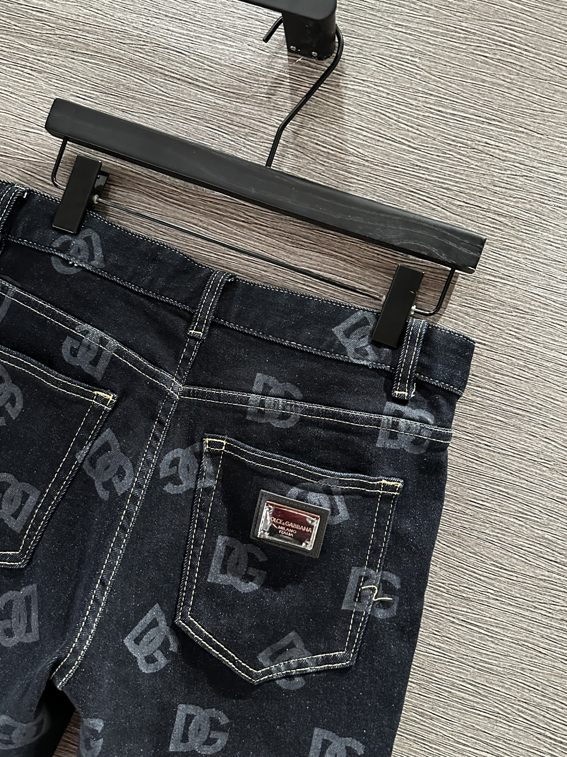 Quần short jean Dolce Gabbana DG Đen phối họa tiết thổ cẩm Trắng VTN
