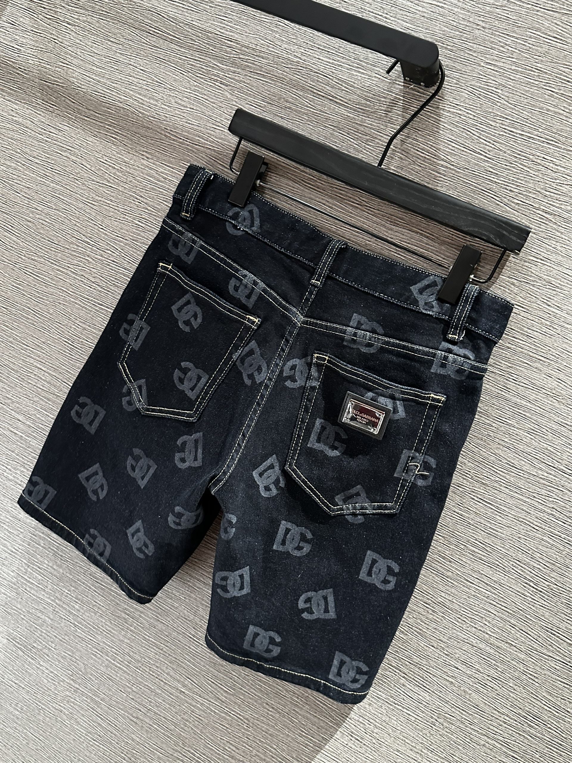 Quần short jean Dolce Gabbana DG Đen phối họa tiết thổ cẩm Trắng VTN