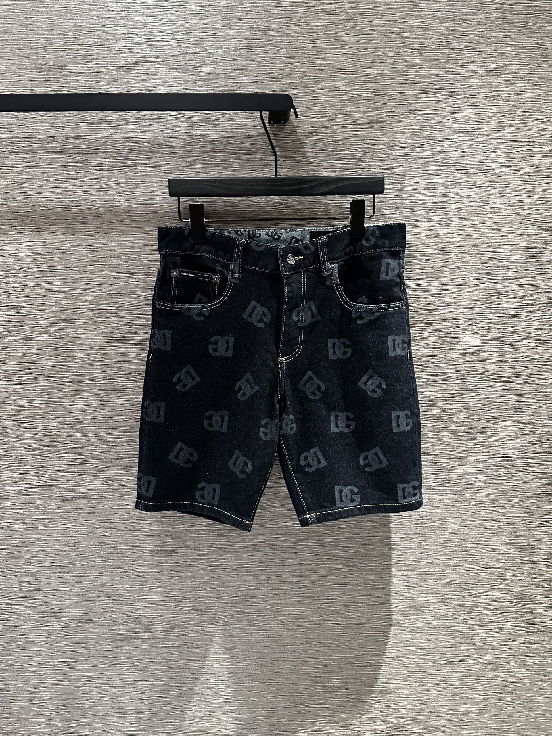 Quần short jean Dolce Gabbana DG Đen phối họa tiết thổ cẩm Trắng VTN