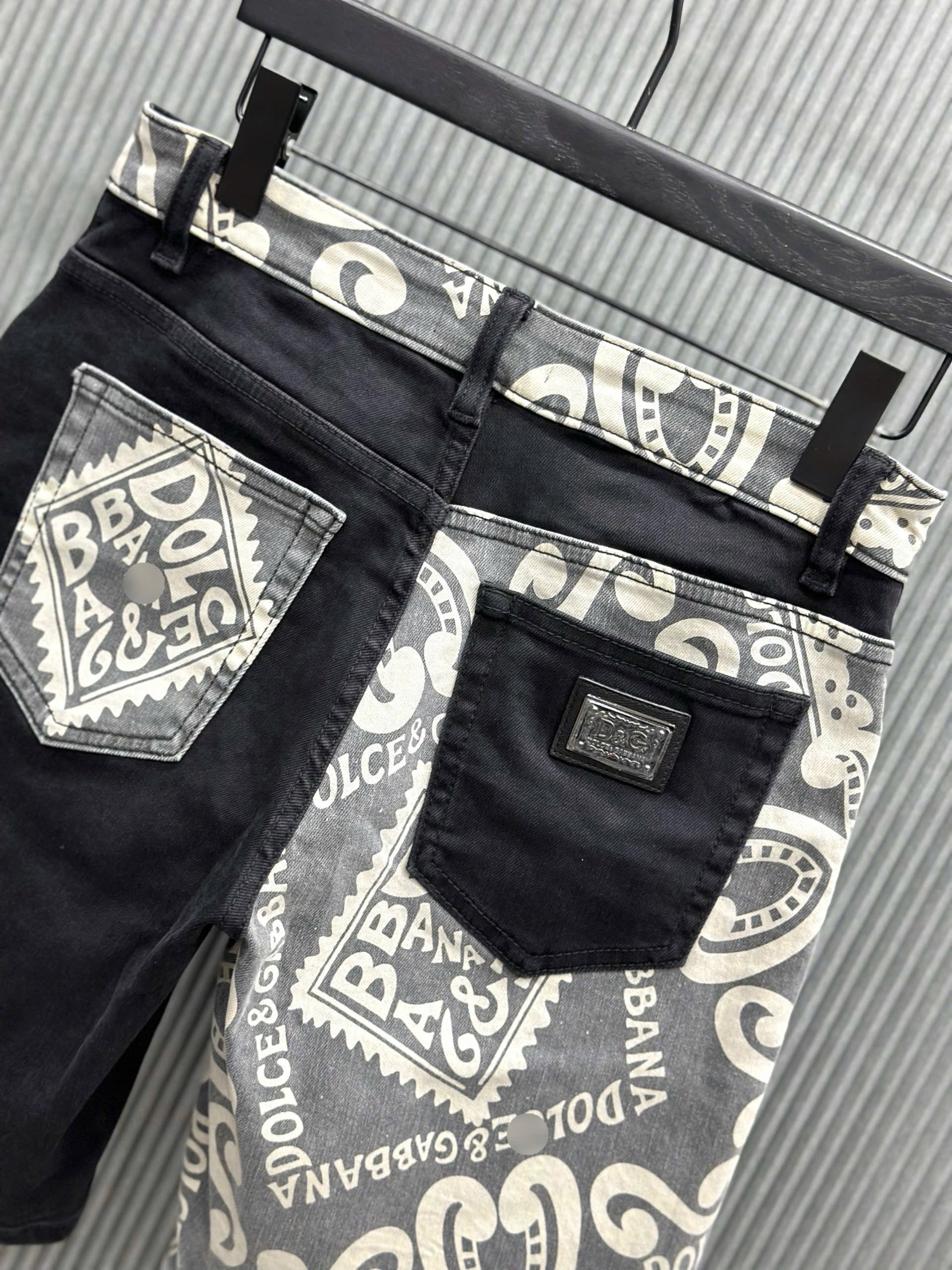 Quần short jean Dolce Gabbana DG Đen phối họa tiết thổ cẩm Trắng VTN