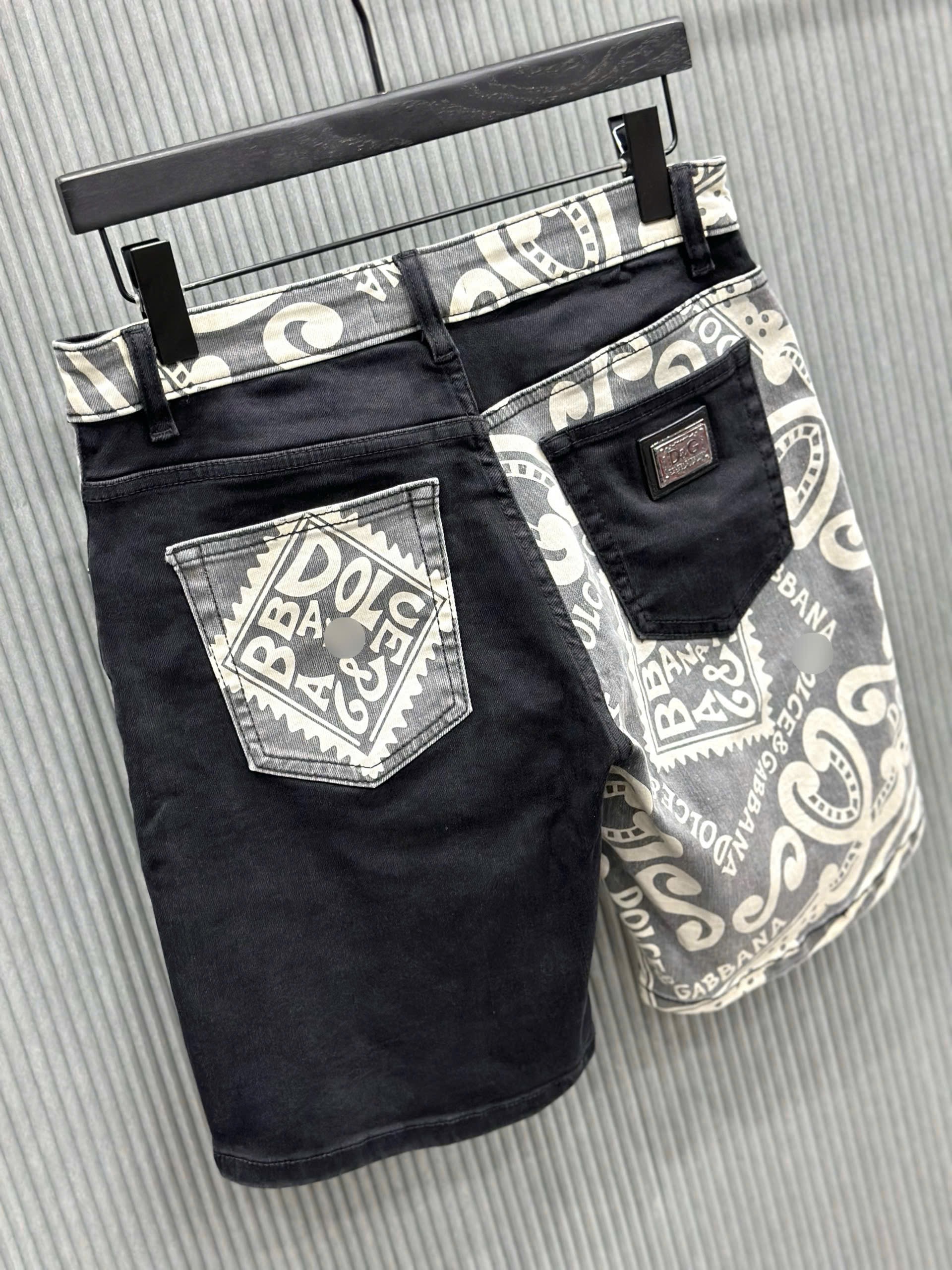 Quần short jean Dolce Gabbana DG Đen phối họa tiết thổ cẩm Trắng VTN