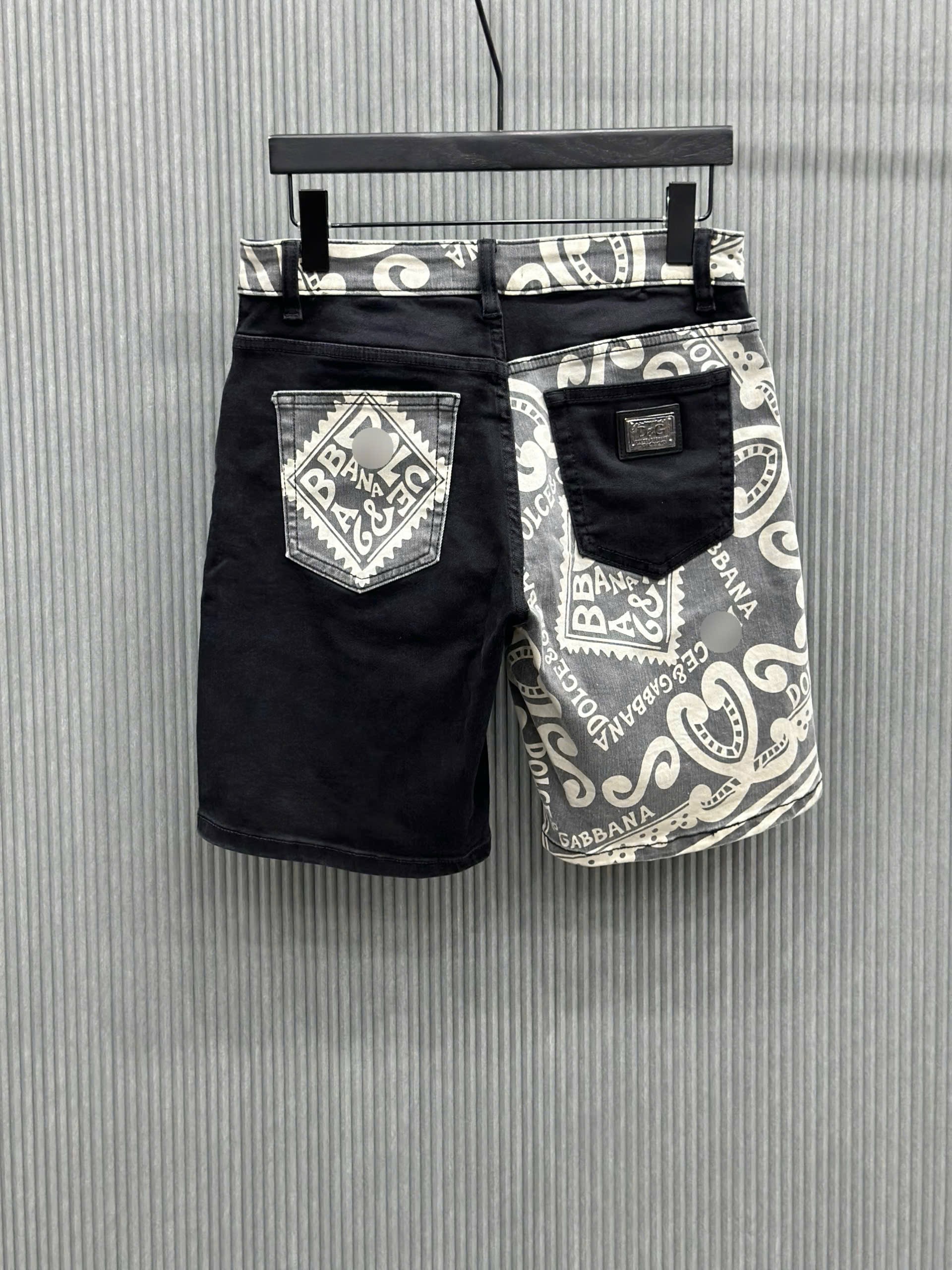 Quần short jean Dolce Gabbana DG Đen phối họa tiết thổ cẩm Trắng VTN