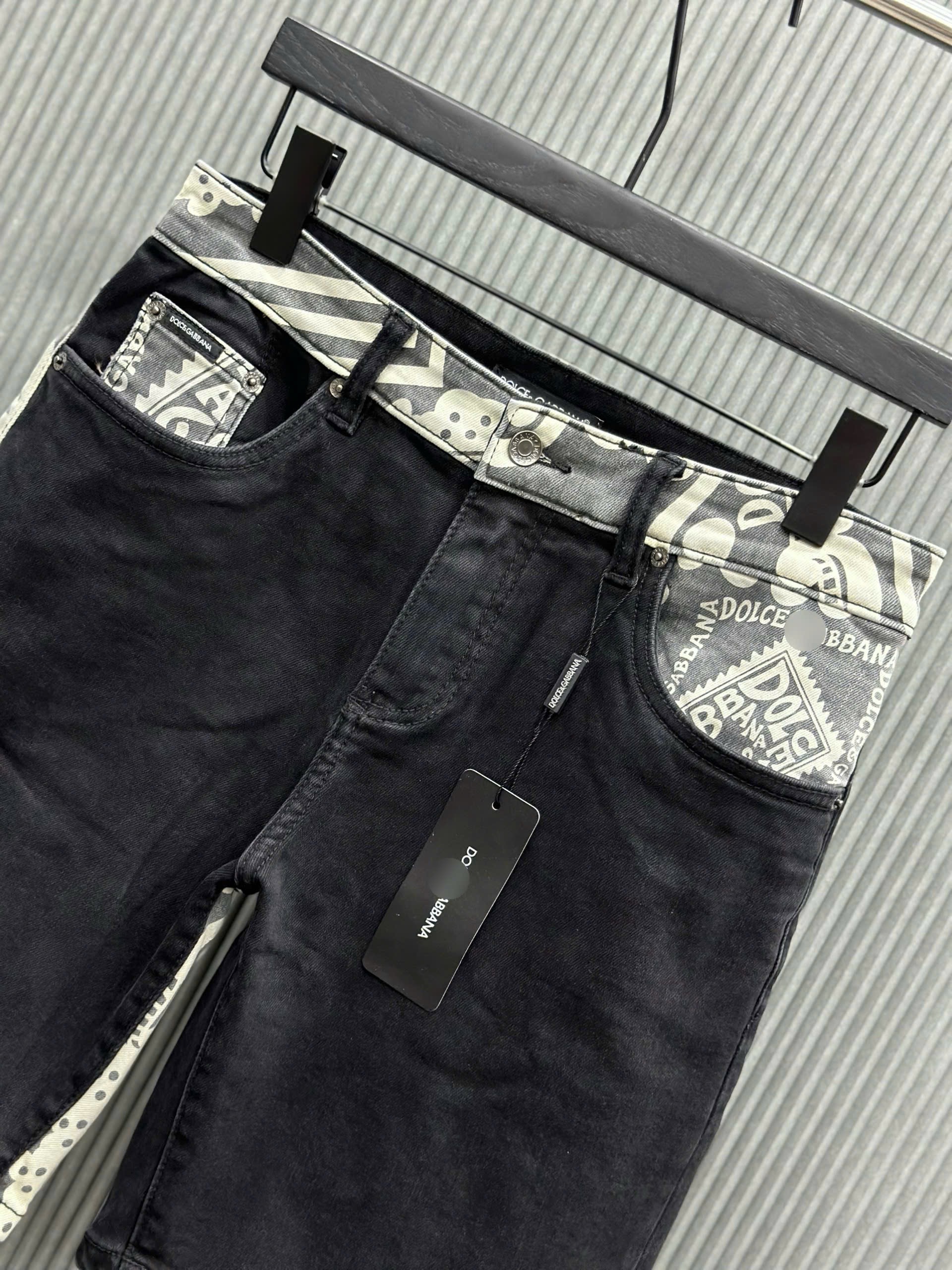 Quần short jean Dolce Gabbana DG Đen phối họa tiết thổ cẩm Trắng VTN