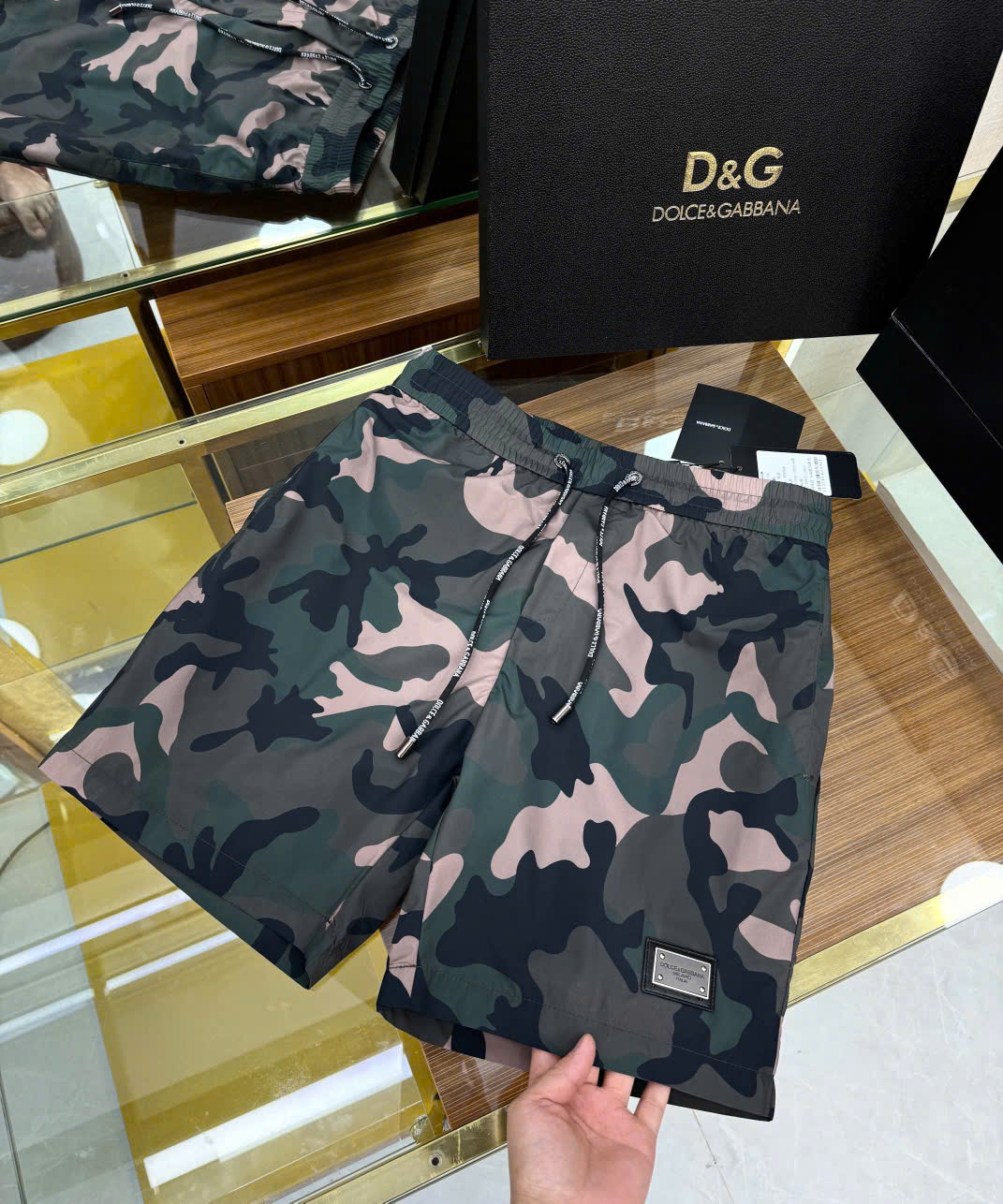 Quần short gió Dolce Gabbana DG Xanh rêu họa tiết dằn di Like Auth LK