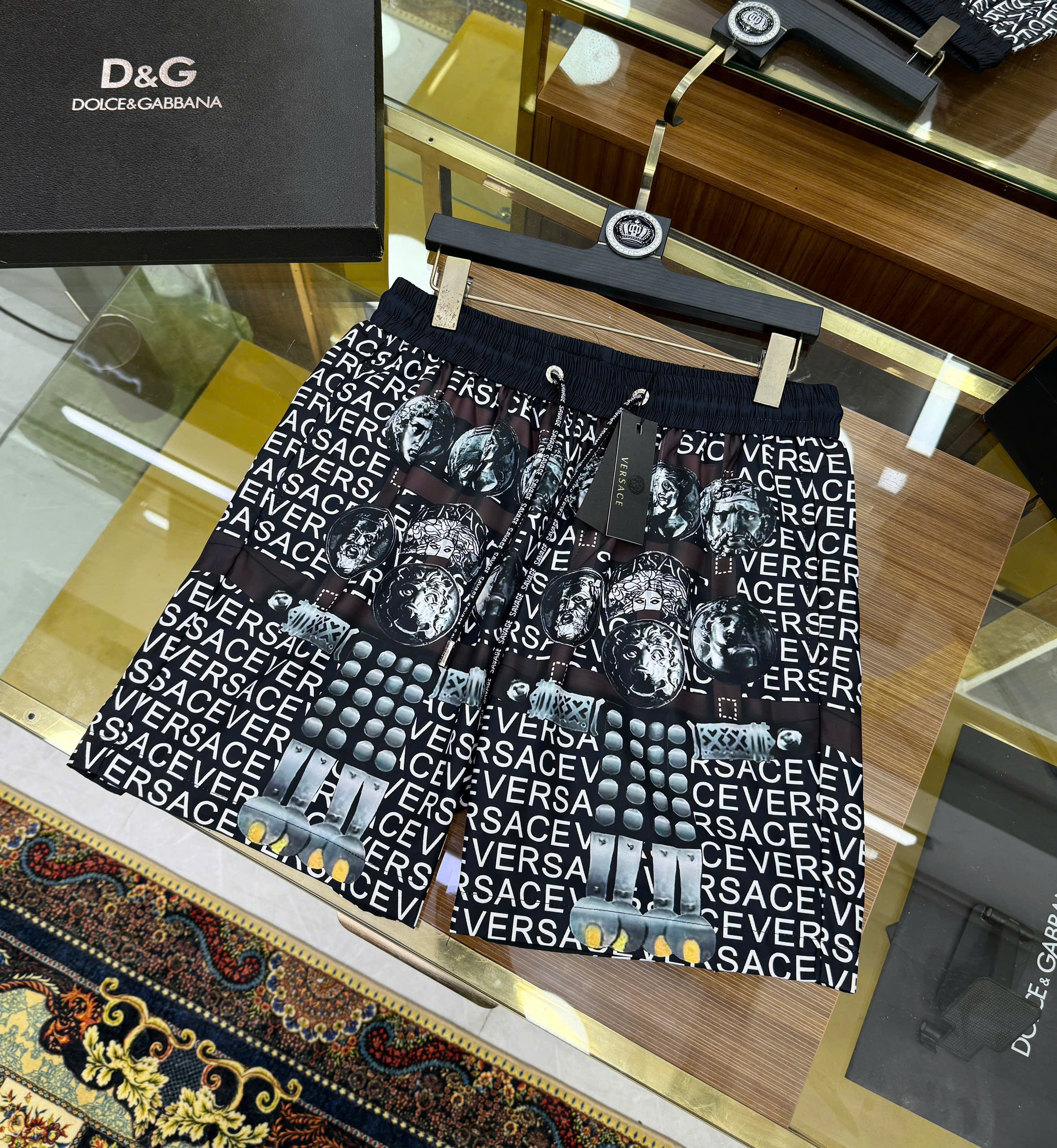 Quần short gió Versace VS Đen họa tiết Like Auth MK