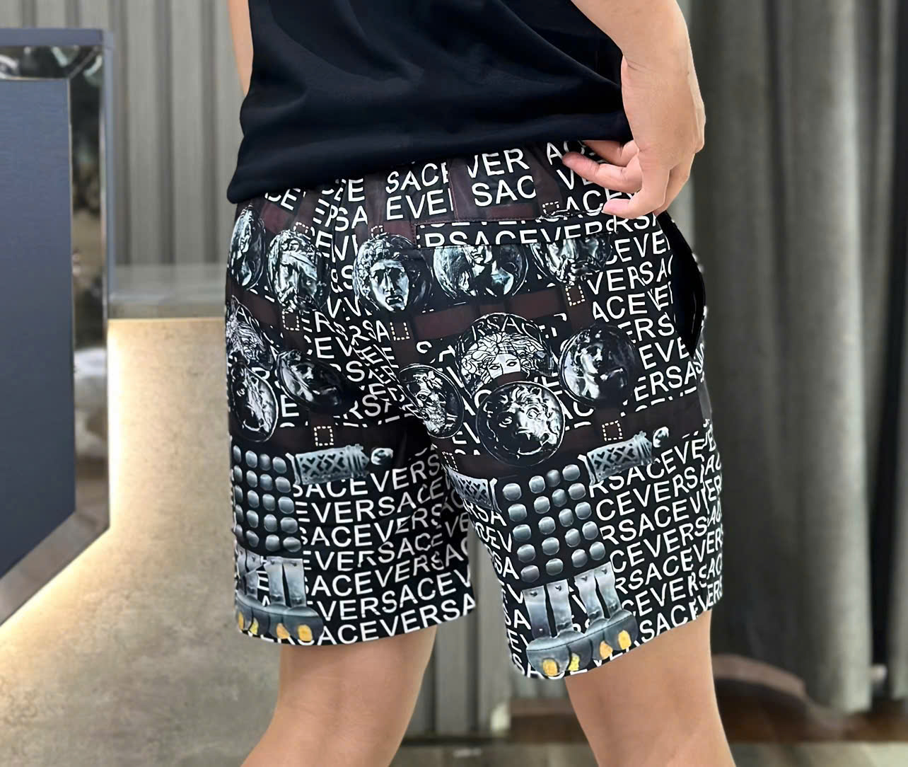 Quần short gió Versace VS Đen họa tiết Like Auth MK